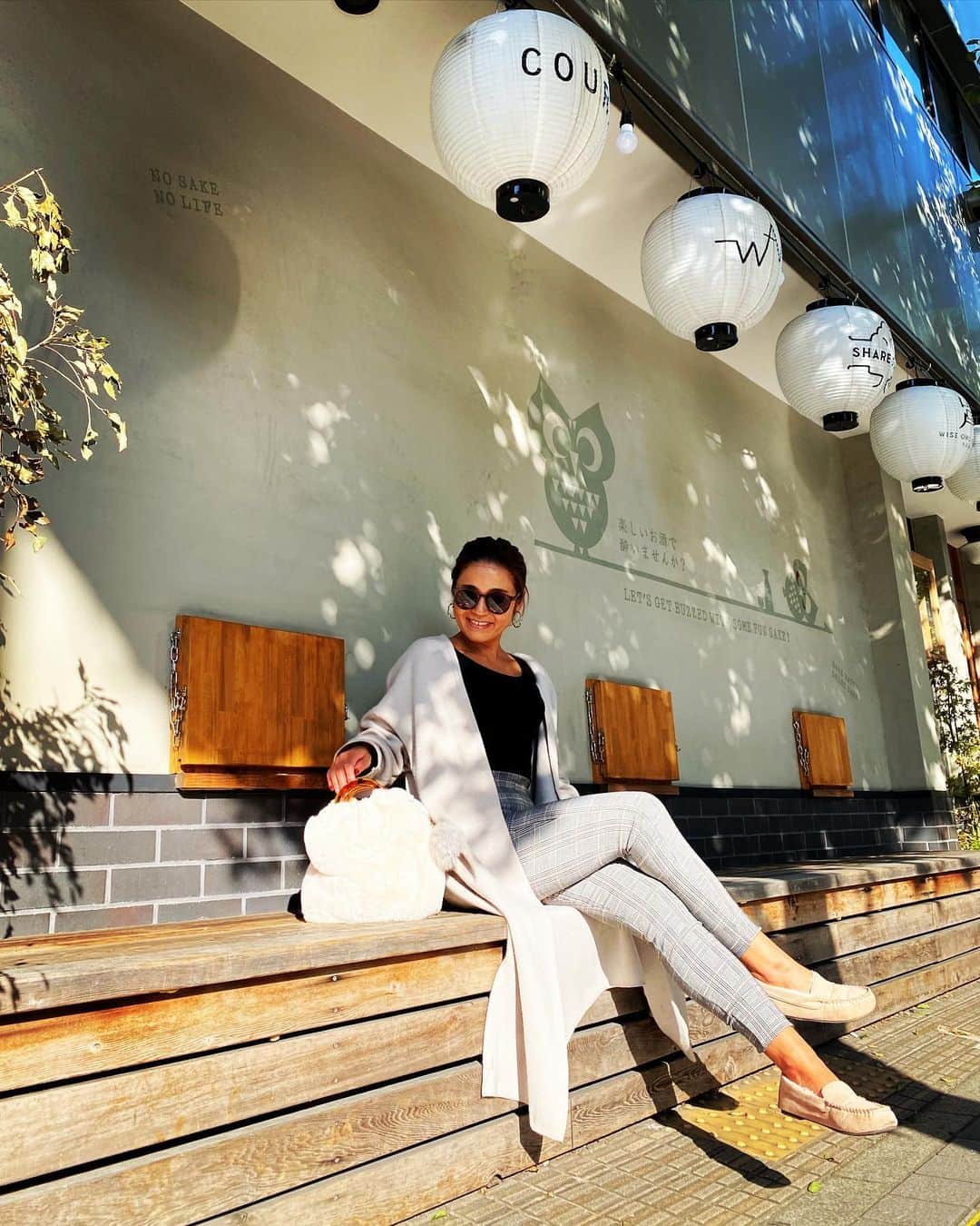 なーみのインスタグラム：「🌞🍁 ぽかぽか散歩道に かわいいお店みーけ♡ 。 。 🧒🏾ちょ！ここで撮って！ ちがう！もっと下から！下よ！ そう！足長く撮って！ どら見せて、ふーん…まぁいいかな。うん。おけ。 。 。 #👵🏽👴🏾 #休日 #散歩 #お店探し #平和」