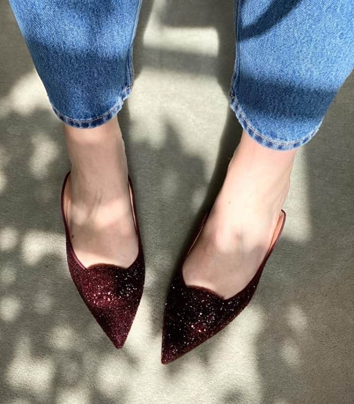 ルパートサンダーソンのインスタグラム：「There’s no place like home I Lullaby in Cosmo Crystal I #SparkleShoes #RedShoes #Mules #KittenHeels #RupertSanderson」