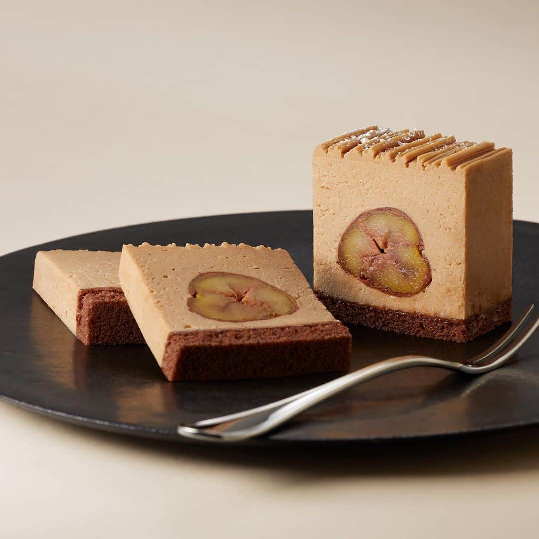 のインスタグラム：「予約販売中の @branche_chocolat ブランシェ・ショコラの和栗のカレオショコラですが、遂に今週から皆様のお手元に届きます…🎁 至福の時間のお供になればと思い皆さんに喜んでいただける姿を想像しながら、リリースから一ヶ月半というタイトなスケジュールの中プロジェクトメンバー総出で仕上げました。 （毎度毎度関係者の皆様、本当にありがとうございました。） . おかげさまでInsragramのフォロワー数も一ヶ月半で10,000フォロワー達成しました。 日頃の感謝の気持ちを込めて、LINEのお友だち限定で500円OFFクーポンを配布致します。 11月29日(日)まで実施中ですので、是非この機会にお試しください♡ . クリスマス施策もまもなくリリース予定ですのでお楽しみに。（せわしない…⛄️） . . #branchechocolat #ayumi_y_gourmet #ブランシェショコラ #カレチョコ #和栗のカレオショコラ #栗 #栗スイーツ #栗好き #秋 #季節限定 #数量限定 #スイーツ #チョコ #チョコレート #ショコラ #能勢 #大阪 #能勢栗 #銀寄 #おうちで過ごそう #高級スイーツ #お祝い #甘党 #モンブラン #期間限定 #ギフト」