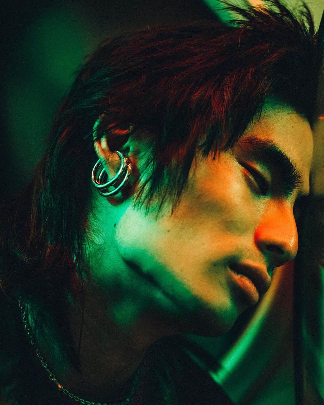 ジャスティンデイビスのインスタグラム：「2020 AW COLLECTION ⠀ “PSYCHOTIC”  酔い痴れる恍惚感 、刺激的で高鳴る胸の鼓動や感情、 快美な別世界へと魅了しジュエリーが誘うサイコティックなストーリー。 ⠀ 新作コレクションは全国直営店、オンラインストアにて発売中。 ⠀ ⠀ _________  Model: Elena Midori @elena_midori_ Takato Yano @t_san___  Music: Ryo Takahashi (pistachio studio) @aaairyo  Director: Takahito Matsuno(maxilla) @mtssn  Producer: Seiya Suzuki(maxilla) @seiya02_23  Production Manager: Yudai Ishii(maxilla) @_yudai_ishii_ Daichi Tanaka(maxilla) @tnkdddd Yohei Miyata Aoi Isobe Manji-Low  Director of Photography: Junpei Suzuki @junpeisuzuki155  Chief Assistant: Shunsuke Hamada 2nd Assistant Camera: Mizuho Matsuda  3rd Assistant Camera: Takayuki Ota   Lighting Engineer: Ryo Takahashi @ryotakahashi34  Lighting Assistant: Koichi Ito Yasuyuki Imai Junichi Amari Shinpei Kawasaki Hiroki Ikeyama Thukasa Hasegawa Ryo Ueda  Still Camera: Yu Kubo @yukubo Kenji Kitazato @kenji.87  Prop Stylist: Emi Kaneko @emi.kaneko_  Props Assistant: Sayuki Miyaushiro Yumi Kawana  Stylist: Sota Yamaguchi  Hair & Make up: MASH __________  #justindavis  #ジャスティンデイビス」