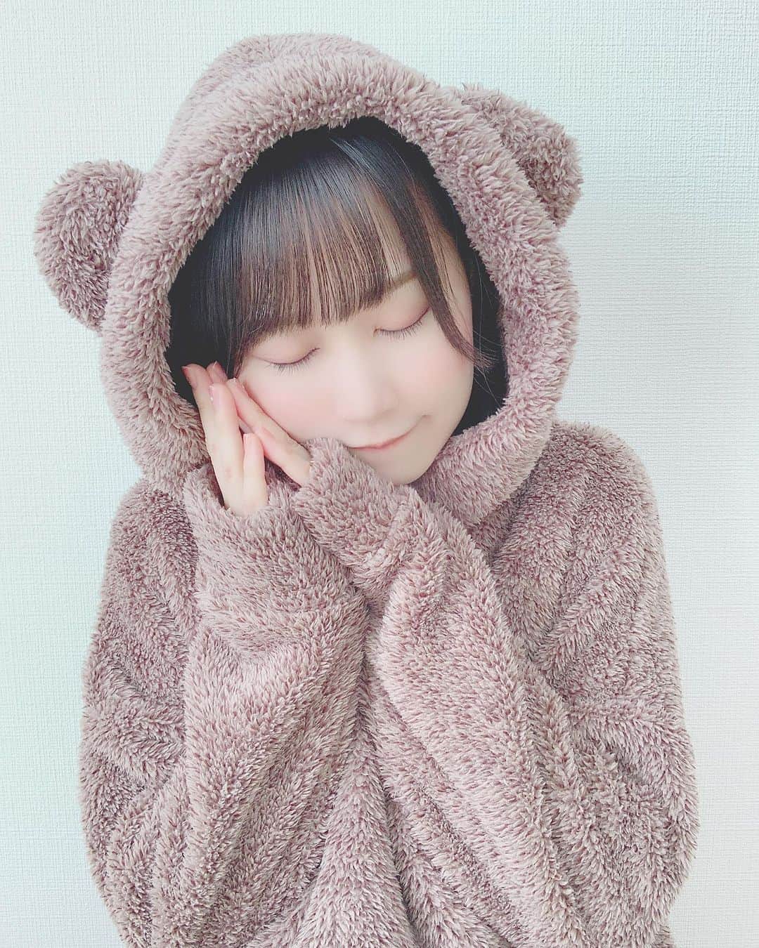 八木沙季のインスタグラム：「🧸🧸 . 新しいパジャマ〜❤︎ GUのくまのやつ！！ 絶対もうないだろうなーって思ってたけど ふらっと入ったGUにあったから買っちゃった🤭💓 もこもこだしめちゃくちゃあったかい🥺！！ しあわせ！！！！🧸」