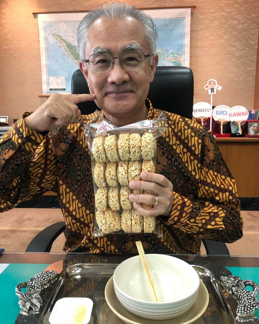 石井正文さんのインスタグラム写真 - (石井正文Instagram)「Lunch saya beberapa hari yang lalu adalah bihun kuah khas Pontianak, Kalimantan dengan toping potongan rebusan ikan kakap.🐟Setelah makan siang, saya makan jipang, snack yang terbuat dari beras. Di Jepang juga ada snack yang mirip dengan jipang. Jipang adalah snack favorit saya😁  この日のランチはカリマンタンのポンティアナックの汁ビーフンでした。鯛の切り身がはいっています🐟食後には、米からできたスナックのジパンを食べました。日本にも似たようなお菓子がありますが、ジパンは私のお気に入りのお菓子です😁  #dutabesarjepang#dubesishii#makansiangdubes#ishiitaishi#exploreindonesia#makanankhasindonesia #seriemakansiangdubes#サラメシ#大使メシ#ジャカルタ#インドネシア#bihunkuah#pontianak#ikankakap#jipang」11月16日 16時23分 - jpnambsindonesia