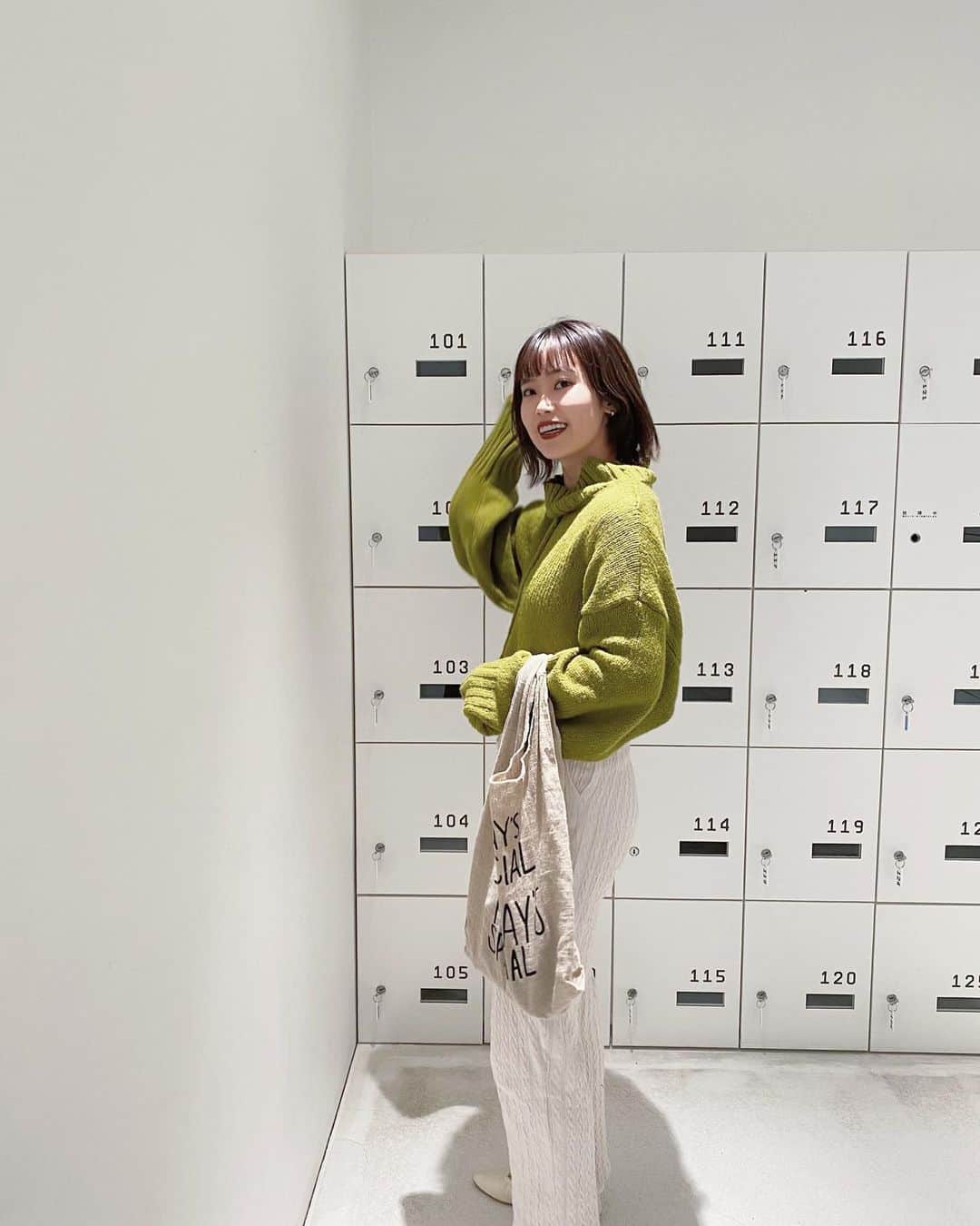 のインスタグラム：「今年もニットパンツ収集中。 古着屋で見つけたニットパンツは 暖かくて購入して大正解。 グリーンニットは @_vacancy_official 。 青森は毎日寒いけど ストーブが暖かくてほっこりしてます⛄️🪑 ・ #knitpants#winterfashion#knit#code #fashion#codinate#pants #ニット#ニットパンツ#古着#私服 #青森#コーデ#冬コーデ#白パンツ #寒さ対策#コーデ記録#ブラウンリップ」