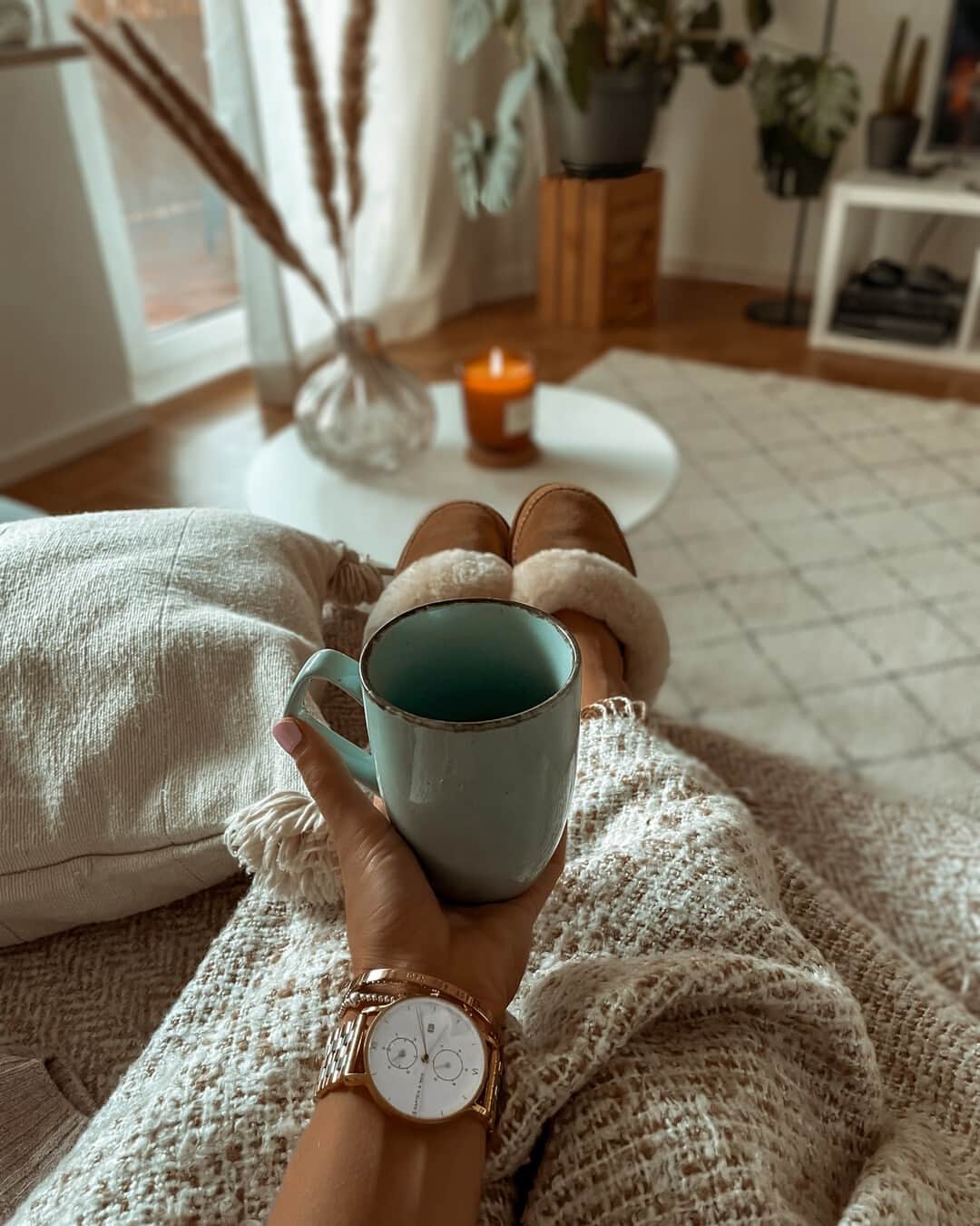 Kapten & Sonさんのインスタグラム写真 - (Kapten & SonInstagram)「'No coffee - no Monday.' ☕ Happy Monday, Kaptens! 🙌@alohaa_jana starting in a cozy mood into the week wearing our watch Chrono Gold "Bicolor Steel". #bekapten #kaptenandson⁠ .⁠ .⁠ .⁠ #watch #monday #newweek #cozy #monday #mornings #coffee #inspiration #interior #home #stayhome #staysafe」11月16日 16時30分 - kaptenandson