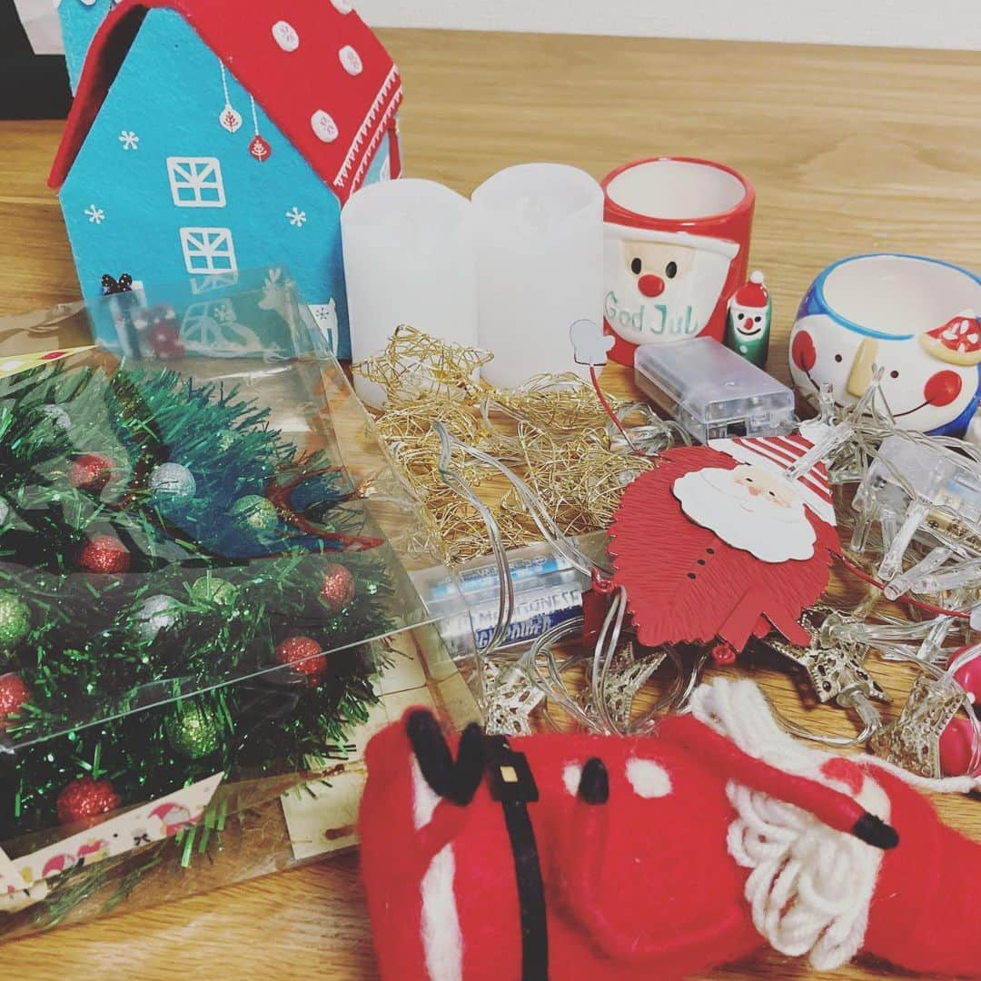 シモネさんのインスタグラム写真 - (シモネInstagram)「Let’s start X’smas 🎄  Quando meu ajudante voltar da escola , vamos montar nossa árvore juntos ( pelo menos se ele deixar e não sair brincando com as luzinhas pela casa kkk)  私の手伝い係保育室から帰ってきたら一緒にクリスマスツリーを飾ろよ(まあ、彼がライトで家中走り出さない限りだけどね笑笑)  #クリスマスツリー #arvoredenatal」11月16日 16時33分 - shiichanbrasil