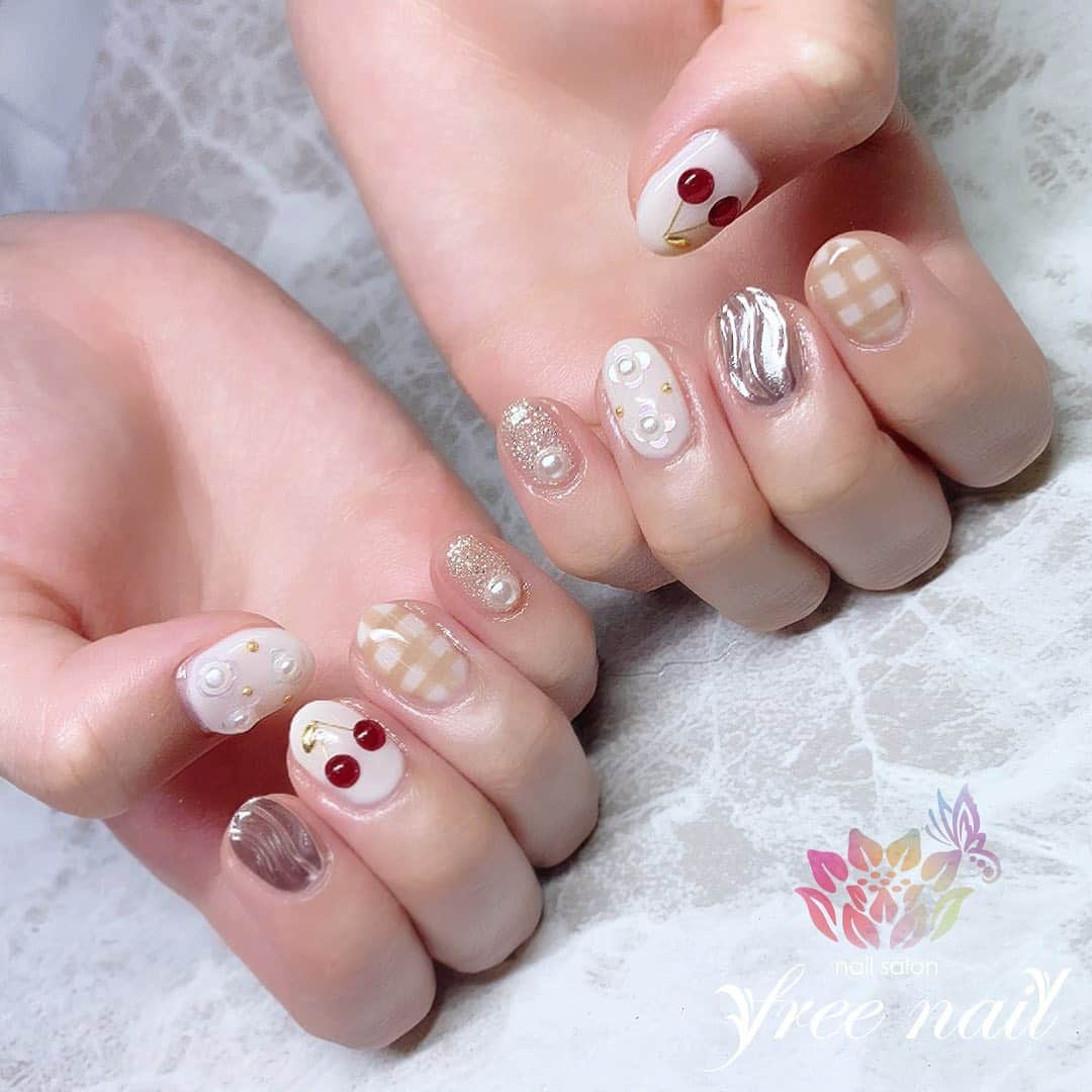 ネイルアーティストRYさんのインスタグラム写真 - (ネイルアーティストRYInstagram)「. 秋冬ガーリーネイル💅🏻🍒 . 可愛いショートネイル👩🏻‍🎨🎀 . #ネイリスト #ネイルアーティスト #ネイルアート #ネイルチェンジ #ネイルサロン #大阪ネイルサロン #ネイルスクール #ネイル動画 #ジェルネイル #ネイルデザイン #さくらんぼネイル #ぷっくりネイル #チェックネイル #ミラーネイル #ホワイトネイル #ベージュネイル #デザインネイル #トレンドネイル #ガーリーネイル #キュートネイル #ショートネイル #秋冬ネイル #winternails #美甲 #日式美甲 #日式美甲胶 #日本美甲师 #日本美甲老师 #美甲上课 #日本胶」11月16日 16時37分 - nail_artist_rm