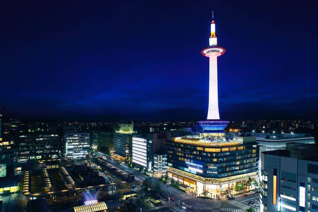 京都タワーさんのインスタグラム写真 - (京都タワーInstagram)「＊﻿ 【毎月16日 Do you kyoto？】﻿ ﻿ 本日、11月16日(月)はDo you kyoto？デー(環境に良いことをする日)として、塔体照明をライトダウン(20:00～22:00)いたします🌙﻿ 　﻿ ※上記以外の日没～24:00は、ホワイト(通常色)にライトアップいたします。﻿ ﻿ 環境にいいことを、できることから始めませんか！﻿ ﻿ Do you kyoto？とは・・・・？☘﻿ 京都市では、京都議定書が発効した2005年2月16日にちなみ、毎月16日を「DO YOU KYOTO？デー」(環境に良いことをする日）としています。﻿ ﻿ 「DO YOU KYOTO？デー」には、京都市全域で、通勤などにマイカーを使用しない「ノーマイカーデー」、屋外照明などの消灯を呼びかける「ライトダウン」、市内のレストランなどでろうそくやランプの灯りでディナーを楽しむ「京灯ディナー」などの取り組みを市民や事業部の皆様と一緒に実施しています。」11月16日 16時42分 - kyototowerhotel_official