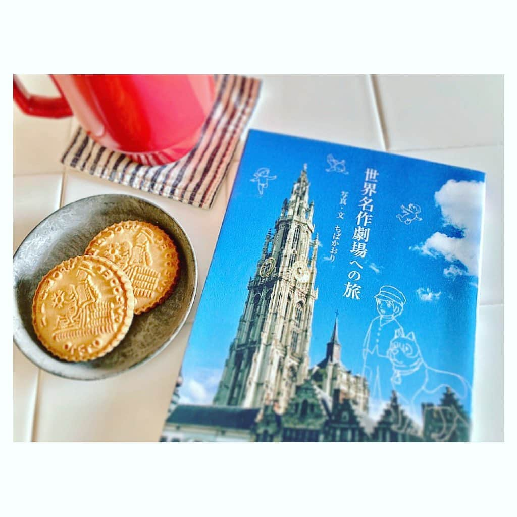 石崎佳代子さんのインスタグラム写真 - (石崎佳代子Instagram)「📘 「世界名作劇場への旅」ちばかおり . あの「小公女セーラ」のミンチン女子学院の 建物や階段が実在するとは・・・！ あらいぐラスカルの湖も、 ふしぎな島のフローネの浜も！ . かつて、 毎週日曜夜7時半から放送されていた アニメ「世界名作劇場」シリーズ。 私たち世代の道徳観を形作った・・・ と言っても過言ではないと思います。 . アニメーターの皆さんは、理想の風景を探して 制作前に世界各地にロケに行っていたそうで、 その足跡を巡った一冊。 アニメのシーンと見比べながら “聖地巡礼“を満喫できます。 . 朝ドラ「なつぞら」ファンとしては、 なっちゃんやいっきゅうさんや、 かみっちも行ったのね〜 と考えるのも楽しい😊 . #世界名作劇場 #フランダースの犬 #小公女セーラ #聖地巡礼 #読書記録 #読書女子 #本のある暮らし #自分時間　#読書時間 #コーヒータイム #児童文学 #なつぞら」11月16日 16時43分 - kayoko_ishizaki