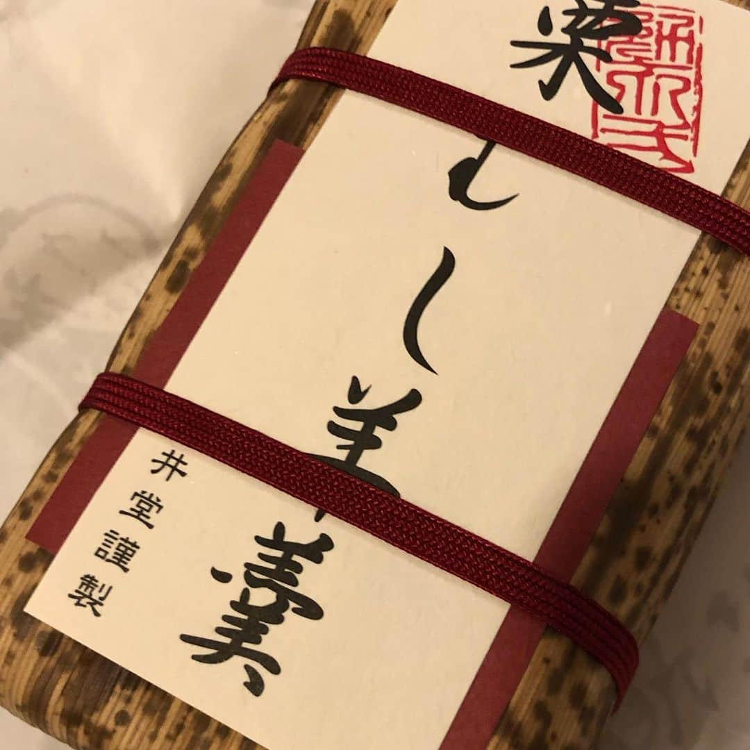 甘糟記子さんのインスタグラム写真 - (甘糟記子Instagram)「昨日大阪から戻って、夕飯の後は友達にもらった廣井堂の栗蒸し羊羹で癒しタイム\(//∇//)\  これ、ほんと大好き！！ 私が好きなの知ってて買ってきてくれたの〜(๑˃̵ᴗ˂̵)泣かせる〜（笑）  今まで栗蒸し羊羹を美味しいと思ったこと無かったんですが、ここのを食べたらハマりました！ というか、ここのしか美味しいと思ってないかも（笑）  餡のもっちりとした感じと、でも口に入れるとサラサラなくなる感じ、口に残らない上品な甘味、ホクホクとした栗の味がもう全て完璧！！  今年も食べられて幸せ〜！！  また取り寄せしちゃおっと（笑）  そして、ふるさと納税のリンゴも届いた〜！  めっちゃ立派！！  子供達が食べたいって言うから、早速カットしたら蜜が入ってで甘くて美味しかった！！  ふるさと納税様様ですね(o^^o)  年末駆け込みオススメふるさと納税は、ROOMで紹介してます！  プロフィールのとこから飛んでみてくださいね( ^ω^ )  #廣井堂#栗蒸し羊羹#絶品#和菓子#栗好き#ふるさと納税#お取り寄せ#リンゴ」11月16日 16時44分 - norihey924