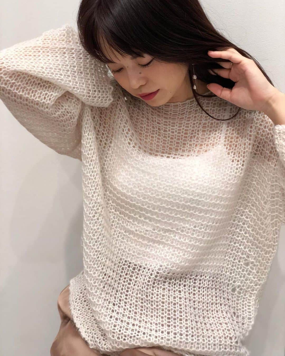 新谷美奈のインスタグラム：「.﻿ ﻿ #あざとにっと 🐰💗﻿ (↑呼び名浸透してきて嬉しい☺️)﻿ しんたにのリアルコーデその①﻿ ﻿ ニットにとってアクセサリー的な役割の“肌感”。﻿ ドライなニットを引き立てるのは﻿ うるおった艶のある肌。逆もしかり。﻿ インナーは潔くキャミソールにして﻿ ニットと肌感のコントラストを楽しむ☺️﻿ ﻿ Nina mew﻿  knit ¥23,000+tax﻿ ﻿ ▷HAPPY COUPONで最大10%OFFに！﻿ 　精算時にお渡ししております♡﻿ ▷ ソフトバンクホークス⚾️CS制覇を祝して﻿ 本日から2日間連続5倍デー🥳﻿ ﻿ @ninamew_official#Ninamew#ニーナミュウ#ゆめタウン#ゆめタウン佐賀#セレクトショップ#selectshop」