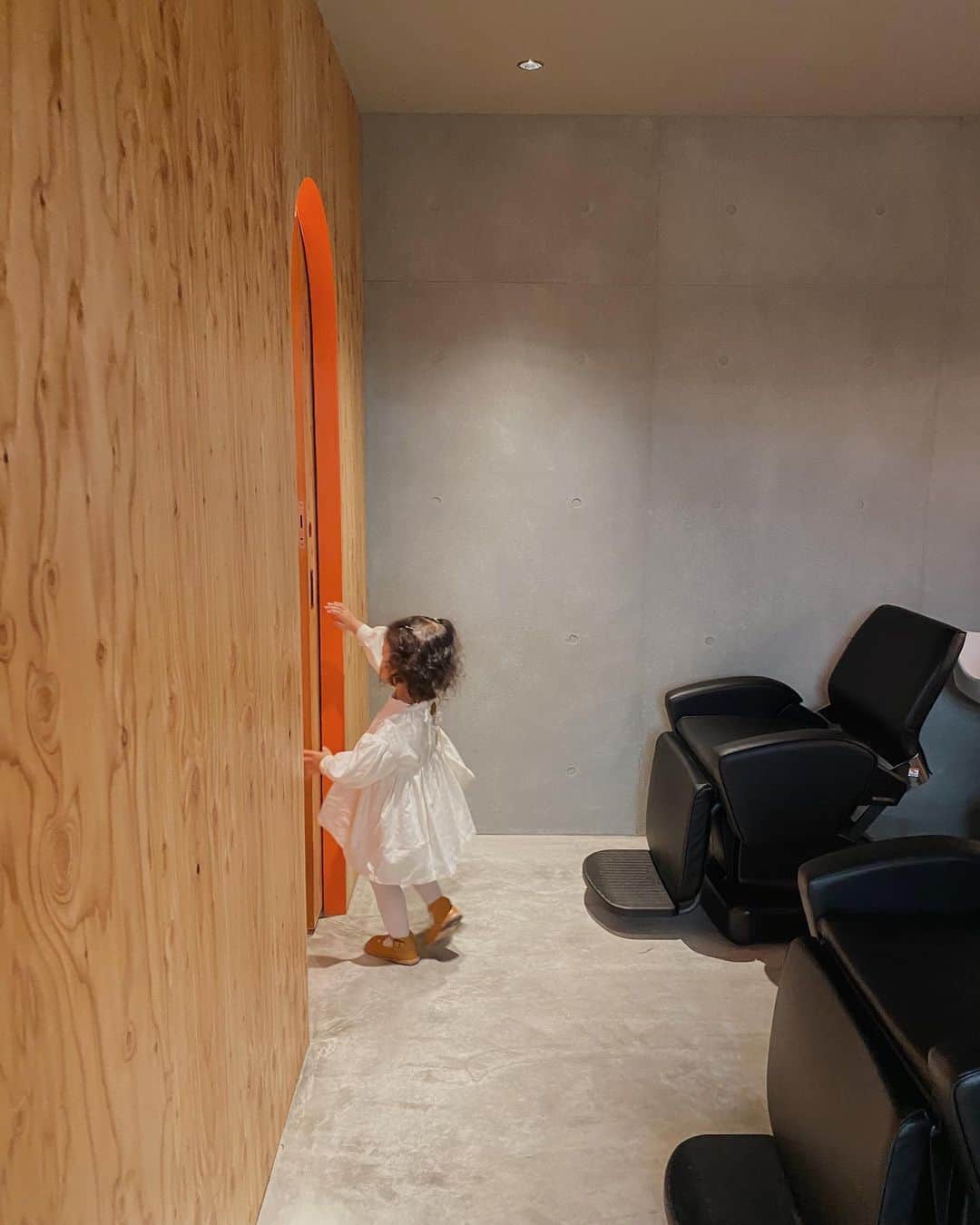 目見田早弥子のインスタグラム：「💇🏼‍♀️. 長女もついに２歳11ヶ月に。 来月のお誕生日なにしよう💭 最近はずっと自分のこと 「◯◯(名前)ぷりんしぇしゅ」って呼んでて お名前聞かれたらそう答えちゃうし 聞かれなくても自らそう名乗るし 恥ずかしいけど今だけの可愛さですね😂👌🏻 そんなプリンセス願望激強のうちの子がお気に入りの @shop_chaleur さんのワンピース、 今夜order startですよ🤍 丈が長くなるらしく、さらにプリンセス感増しそう💭💓」