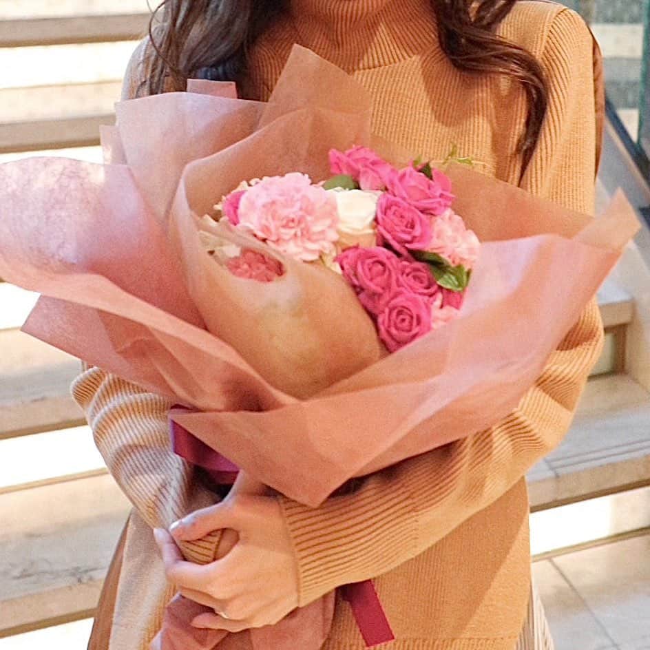 杉下理世のインスタグラム：「花束ってやっぱり可愛い…♡  𝑓𝑙𝑜𝑤𝑒𝑟 𝑏𝑜𝑢𝑞𝑢𝑒𝑡⋆︎*  #開店祝い #オープン祝い #祝花 #お祝い #祝い花 #お花屋さん #オーダーフラワー #アレンジメント #花束 #お誕生日祝い#フラワーアレンジメント #flower #flowershop #お花屋さん  #送別会 #歓迎会 #歓送迎会 #オーダーメイド」