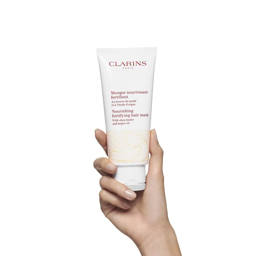 Clarins Italiaさんのインスタグラム写真 - (Clarins ItaliaInstagram)「Capelli morbidi e lucenti⁣ .⁣ .⁣ .⁣ .⁣ .⁣ .⁣ Questa maschera deliziosamente profumata è ideale per i capelli secchi o indeboliti. La sua formula arricchita con burro di karité biologico e olio di argan biologico dalle proprietà nutritive riconosciute contribuisce a rafforzare il cuoio capelluto e a nutrire intensamente la fibra capillare. I capelli ritrovano all'istante brillantezza, forza e morbidezza e il loro splendore aumenta a ogni applicazione.⁣ La trovi su clarins.it」11月16日 16時54分 - clarinsitalia