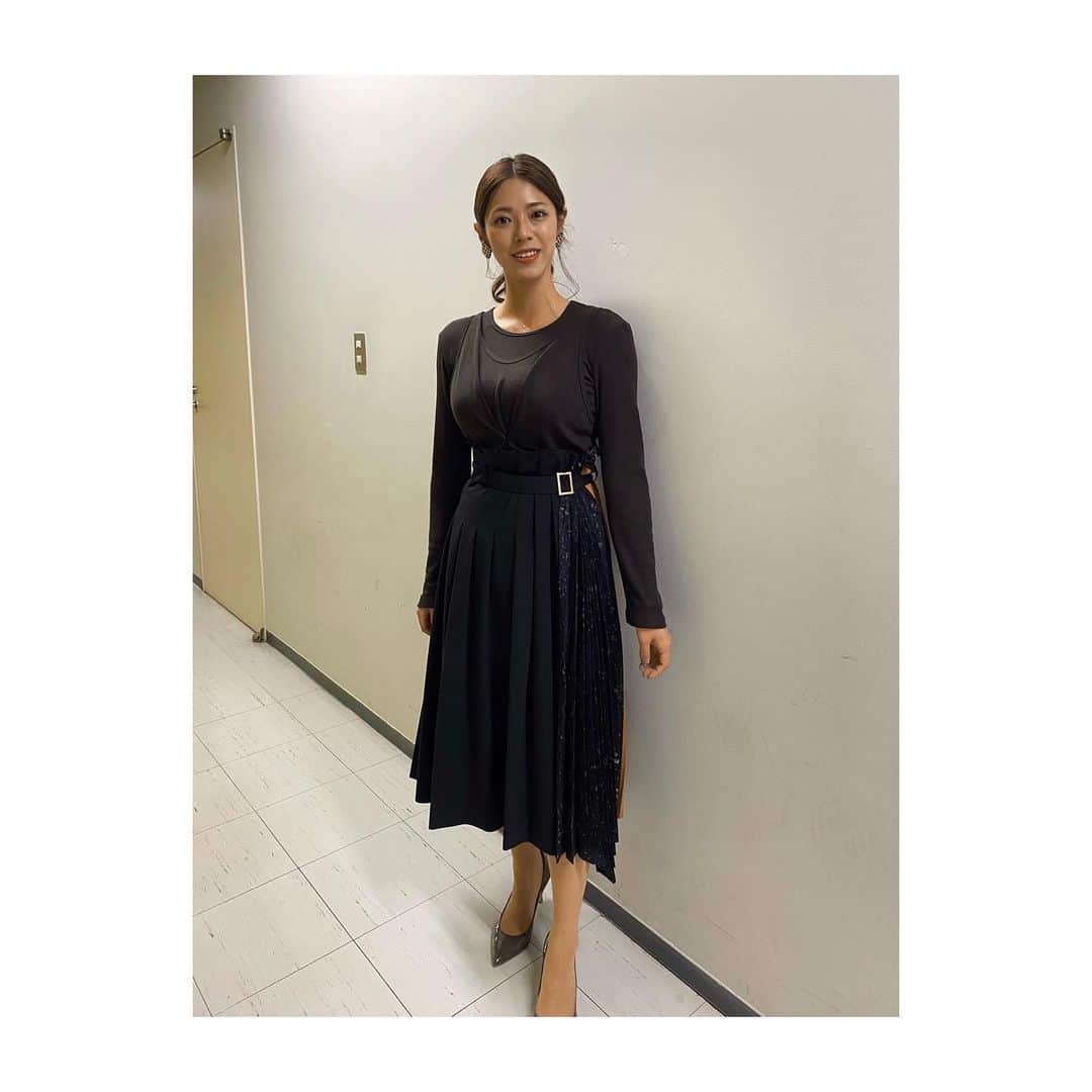 わちみなみのインスタグラム：「【出演します】﻿ 🌟11月17日﻿ 🌟よる8時54分〜﻿ ﻿ ABC テレビ、テレビ朝日系全国ネット﻿ 「トリニクってなんの肉？」﻿ 出演させていただきます🤠🌟﻿  目指せエロ賢い🙏✨ ﻿ わたしは優等生として解答しています！！﻿ すごく緊張して前日は寝られず、ずっと写経してました😭😂﻿ 久しぶりに出演させていただけてうれしいです﻿ パワーアップしているかしら⤴️🕊﻿ ﻿ 今日もクイズの勉強してたよ〜！﻿ ﻿ 🕊衣装﻿ ピアス、ニット、スカート↓ @kohslickcurro_online   👠　 @dianashoespress  ﻿ ﻿ #トリニクって何の肉 #わちみなみ #優等生 #クイズ」
