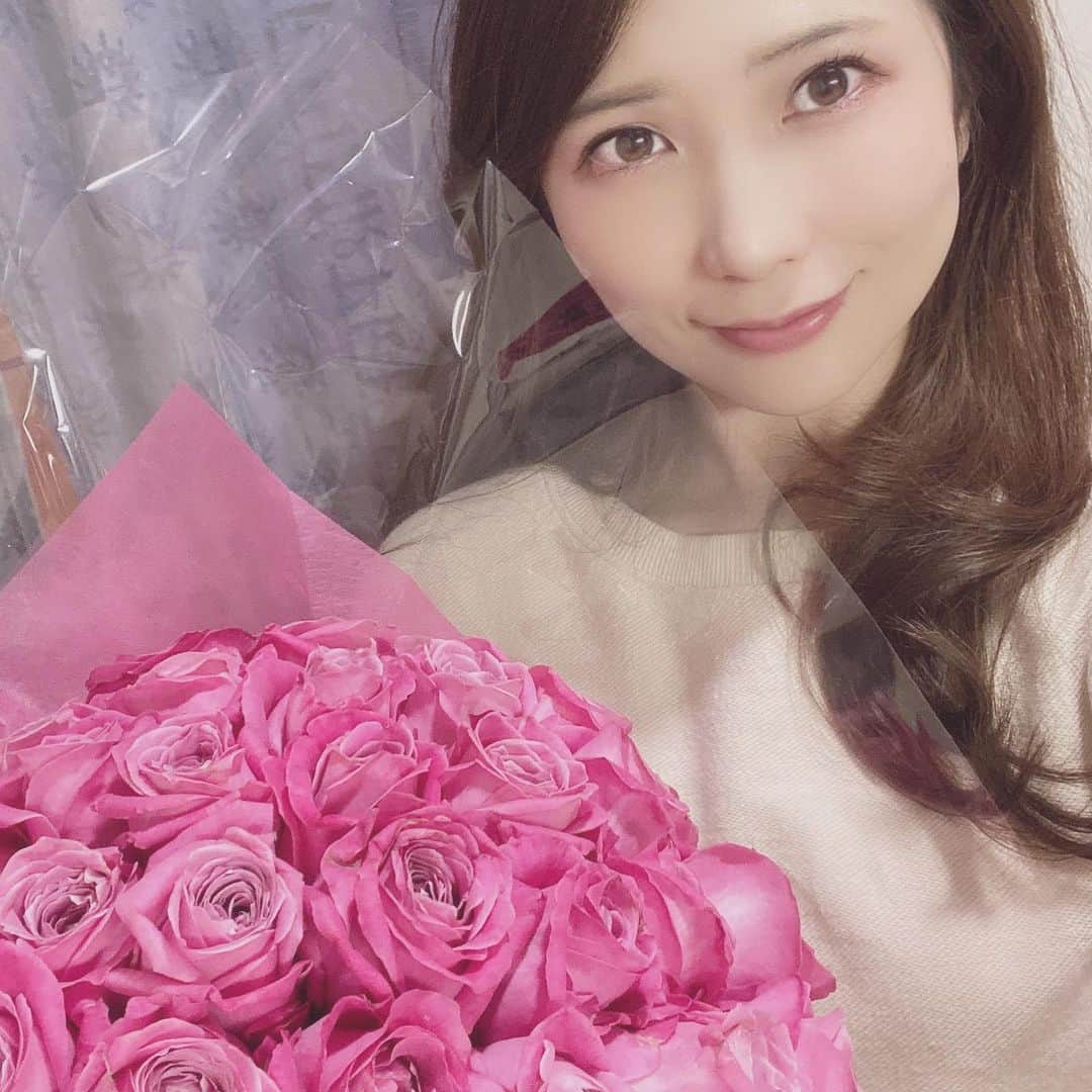 藍澤慶子さんのインスタグラム写真 - (藍澤慶子Instagram)「いつかのお花と私♡ #女優も自画撮り #actress #model #japanese #rose #pinkrose #お花のある生活」11月16日 16時57分 - kepiko928