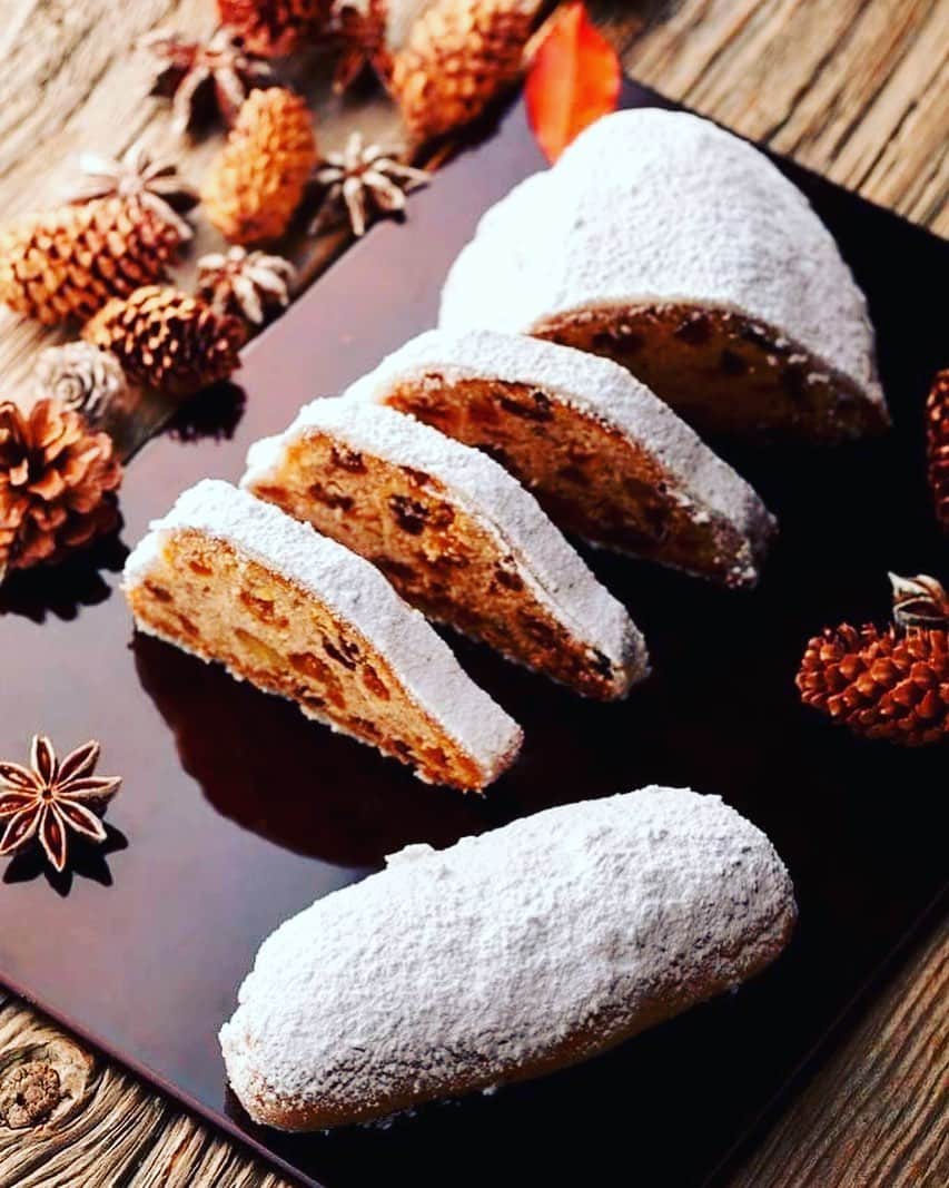 ホテルニューオータニ博多さんのインスタグラム写真 - (ホテルニューオータニ博多Instagram)「. 【クリスマスが待ち遠しい♪】. .  アドヴェント期間に、少しずつ切り分けて食べるドイツ菓子のクリスト・シュトーレンが人気です❣️.  . リンゴ、レモンなどのドライフルーツをたっぷり🥜🍇. リッチな味わいをお楽しみください🎄.  季節の贈り物にもピッタリです❣. . .  ■クリスト・シュトーレン（250ｇ） ￥2,200　早割￥2,100 ■ポケット・シュトーレン（50ｇ） ￥600  ニューオータニのクリスマスは  公式HP☑️ @newotani_hakata_official   「早割」特別価格は11/30までにご予約ください。  #クリスマス #クリスマスケーキ #シュトーレン #アドヴェント #焼き菓子 #ホテルスイーツ #福岡ホテル #ホテルニューオータニ博多」11月16日 16時58分 - newotani_hakata_official