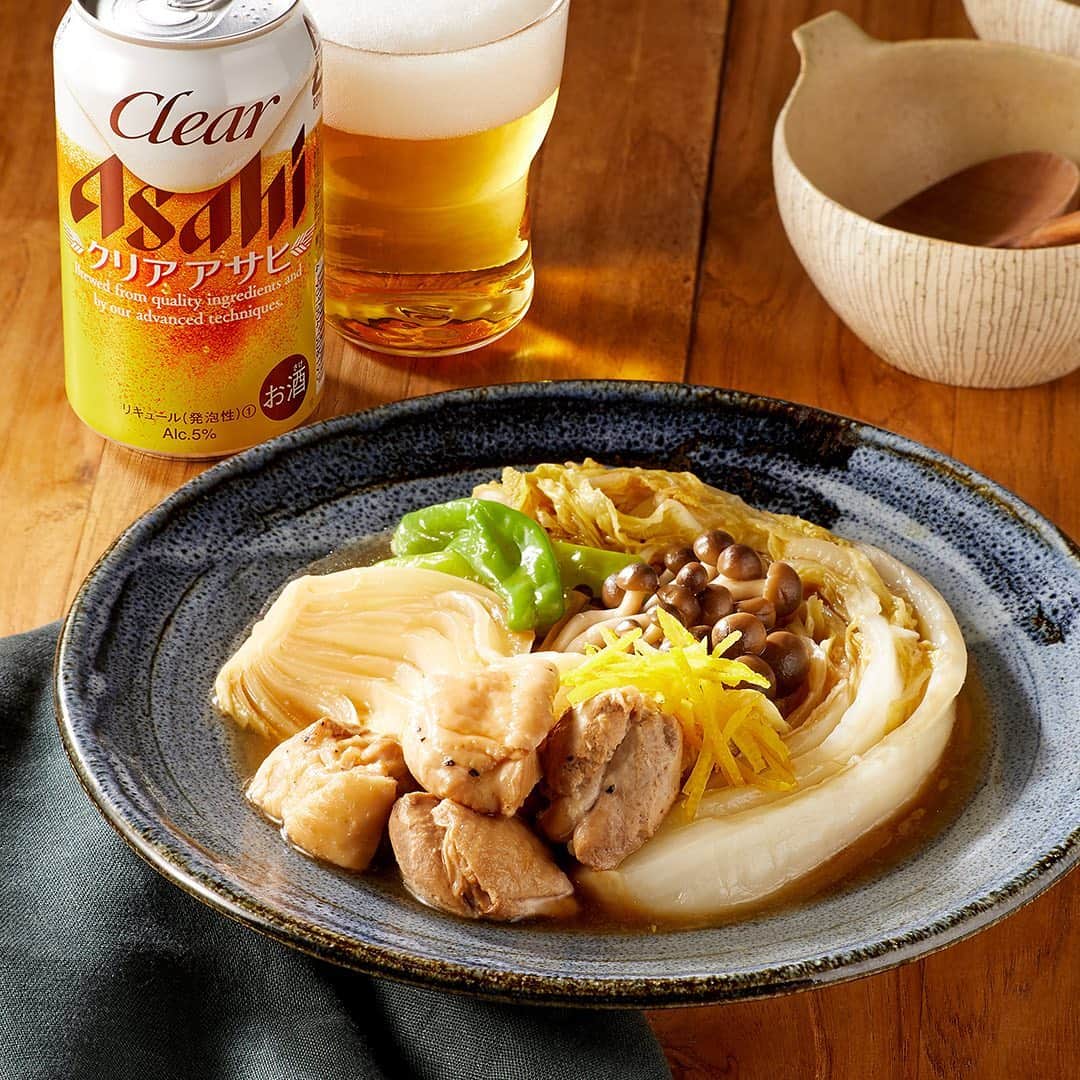 アサヒビールさんのインスタグラム写真 - (アサヒビールInstagram)「【さっぱりいただく😋白菜と鶏肉のぽん酢蒸し😋】﻿ ﻿ ／﻿ #クリアとつまみメシ キャンペーン実施中🎵﻿ 詳しくはクリアアサヒ公式アカウント（ @clearasahi_jp ）ハイライトの「キャンペーン」をチェック！﻿ ＼ ﻿ ﻿ 旬の白菜と鶏肉をぽん酢で蒸して作るお手軽レシピ。ゆずの皮を乗せることで、風味豊かな味わいに💡﻿ 保存📌して、ぜひチャレンジしてみてね👍﻿ ﻿ ぽん酢とゆずのさっぱりした味わいは、泡までおいしい「クリアアサヒ」と相性ばっちりです🍺﻿ ﻿ 作ってみたら #アサヒで乾杯 をつけて投稿してね🍻﻿ ﻿ ■■■───────﻿ ﻿ ◆材料（2人分）🍽﻿ ・白菜：1/4個﻿ ・しめじ：100g﻿ ・鶏もも肉：1/2枚﻿ ・ししとう：適量﻿ ・ゆずの皮：適量﻿ ・★ぽん酢：大さじ4﻿ ・★酒：大さじ2﻿ ・★水：1/2カップ﻿ ・塩：小さじ1/4﻿ ・コショウ：適量﻿ ﻿ ◆作り方🍽﻿ ①白菜は芯を少し残して斜めに切り落とし、縦半分に切る。長さを半分に切り、根元の方をさらに縦半分に切る﻿ ﻿ ②しめじは石づきを切り落としてほぐす。鶏肉は余分な脂肪を除いて6等分に切り、塩、コショウをふる﻿ ﻿ ③フライパンに白菜を並べ入れて、白菜の間に鶏肉、しめじを入れる﻿ ﻿ ④★を回し入れる﻿ ﻿ ⑤強めの中火で加熱する。煮立ったら蓋をし、弱めの中火にして10分蒸す﻿ ﻿ ⑥ししとうを加えてさらに2～3分蒸す﻿ ﻿ ⑦器に盛り、柚子の皮をのせる﻿ ﻿ ───────■■■﻿ ﻿ #アサヒビール #アサヒ #asahibeer #asahi #クリアアサヒ #clearasahi #泡までおいしい #新ジャンル #ビール 類 #beer 類 #クリアとつまみメシ #白菜と鶏肉のポン酢蒸し #ぽん酢蒸し #ぽん酢 #ポン酢 #ぽん酢レシピ #レシピ #簡単レシピ #おうちご飯 #おつまみ #夕食 #晩ごはん #食卓 #和食 #晩酌 #夜ごはん #乾杯 #🍺 #🍻」11月16日 17時00分 - asahibeer_jp