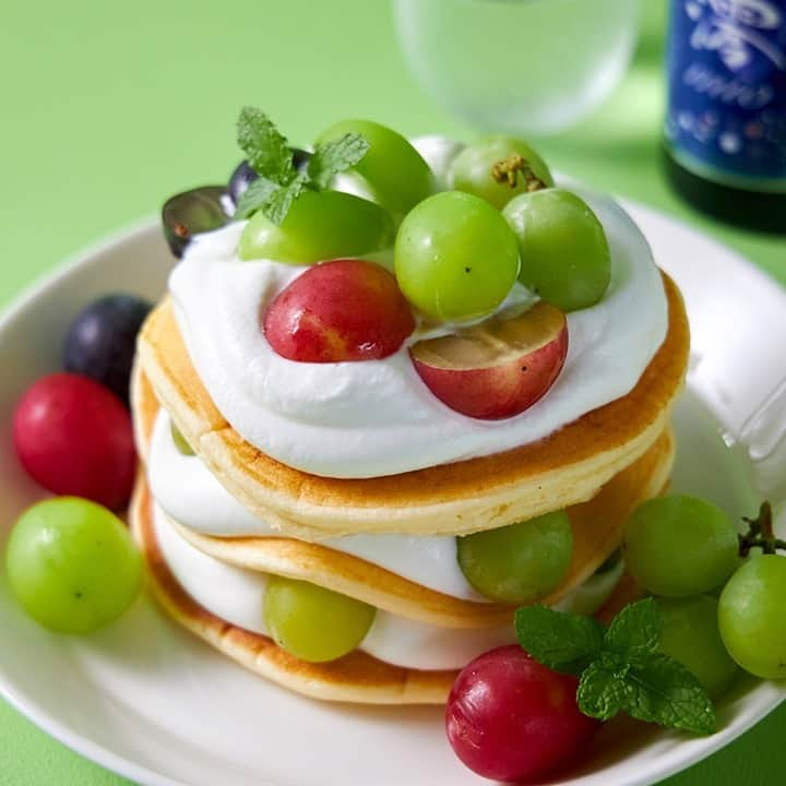 mio_sparklingのインスタグラム：「旬のぶどうのパンケーキ🥞🍇✨ マスカットを思わせる風味の「澪」とのマリアージュを堪能💜💚  #ぶどうのパンケーキ #ぶどうスイーツ #シャインマスカット #パンケーキ作り #パンケーキ巡り #パティシエカメラ部 #スイーツ巡り #フォトジェニックスイーツ #ご褒美スイーツ #ご褒美 #自分へのご褒美 #ごほうび #かわいいお菓子 #お菓子作り好きな人と繋がりたい #日本酒とともに #スイーツ部 #スイーツレシピ #季節のフルーツ #カフェ風インテリア #日本酒とスイーツ #お酒好きな人と繋がりたい #日本酒部 #家飲み #日本酒大好き #日本酒好きな人と繋がりたい #スパークリング清酒 #日本酒女子 #日本酒 #sparkling #澪」