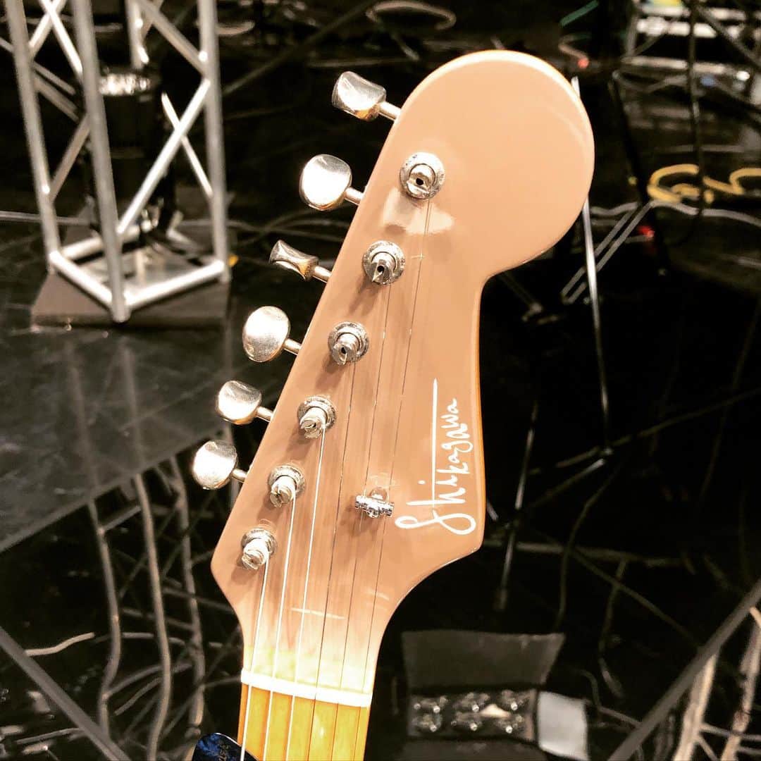 のインスタグラム：「今日の収録で使ったギターは北海道・恵庭に工房をかまえる、Shikagawa Musical Instruments制作のオリジナルモデル。  今の自分にとっては必要不可欠な一本です。  弾き込んでいくにつれて、あらゆるシーンに対応出来るギターにしたいと思い、この度、制作者の鹿川さんと相談し、リアピックアップをハムバッカーに載せ替えて頂きました！  今日初めて弾きましたが、出したかった音がそこに！  今後、益々活躍することになりそうです！^ ^  #shikagawamusicalinstruments  #stratocaster」