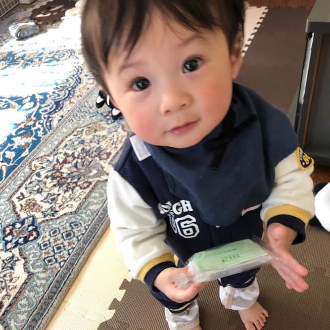 世手子さんのインスタグラム写真 - (世手子Instagram)「Pre-opening skin care is my son's toy🤖🧸 He makes everything a toy(*'ω'*) Return my soap（＾Ｏ＾☆♪ https://amchannel.top/videos/ALVa8B4WlKQhwindYOLI @amazing_meijin_channel  #meijin #名人 #すごい動画 #アメイジングメイジン 投稿したよー(^^) urlからみるかスワイプしてみてねー！ #無添加工房ＯＫＡＤＡ 使おうとしたら #寿司太郎 に奪われましたw Amazing MEIJIN Channel 室内でできる遊びだね^_^ 開封前の #岡田石けん は彼のおもちゃですww #オリーブ #無添加石鹸 #コールドプロセス製法 で赤ちゃんにも優しいよʅ（◞‿◟）ʃ 保湿力がよいね（＾ν＾） #生後11ヶ月  #生後11ヶ月男の子  #敏感肌 #アトピー #オリーブ石鹸 #乾燥肌 #保湿 #スクワラン #無添加工房 #岡田クレンジング #岡田ローション #岡田美容オイル #岡田美容クリーム #岡田ＵＶミルク #無添加工房岡田 #赤ちゃん #沐浴 #洗顔 #monipla #mutenka_fan」11月16日 17時02分 - rojide