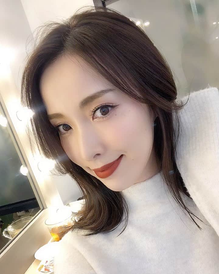 瀬戸早妃のインスタグラム：「2ヶ月ぶりのミネコラ🤎 今回はクリスタルをして頂いて、カラーも2トーン暗めにしていただきました🧸 4cmほど毛先もカットして✂️すっきりした印象に♫ . ちさきさん @chisaki_inoue に全てお任せでいつも綺麗にさらさらにして頂いています♫ ありがとうございました🤎 . #ミネコラ #クリスタルミネコラ #艶髪 #rrsalon #rrsalonaoyama #美髪 #ヘアケア #ダークカラー #カラーリング #hairsalon #いちおしサロン」