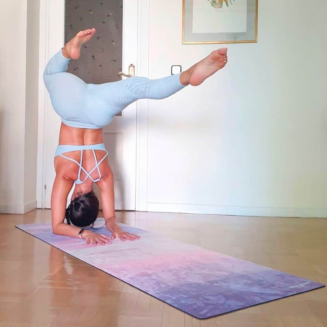 ヨガデザインラボ Yoga Design Labさんのインスタグラム写真 - (ヨガデザインラボ Yoga Design LabInstagram)「汗をかいたり、濡れるほど、さらにグリップ力を発揮します 💪🏻 コンボマット3.5mm「ブレス」9,400円 (税込)。 . . . 📷  @laura__morenob  . . . . . #yoga #yogadesignlabjapan #yogamat #ヨガ #ヨガデザインラボ #ヨガマット #ヨガインストラクター #ヨガスタジオ #ボディメイク」11月16日 17時05分 - yogadesignlabjapan