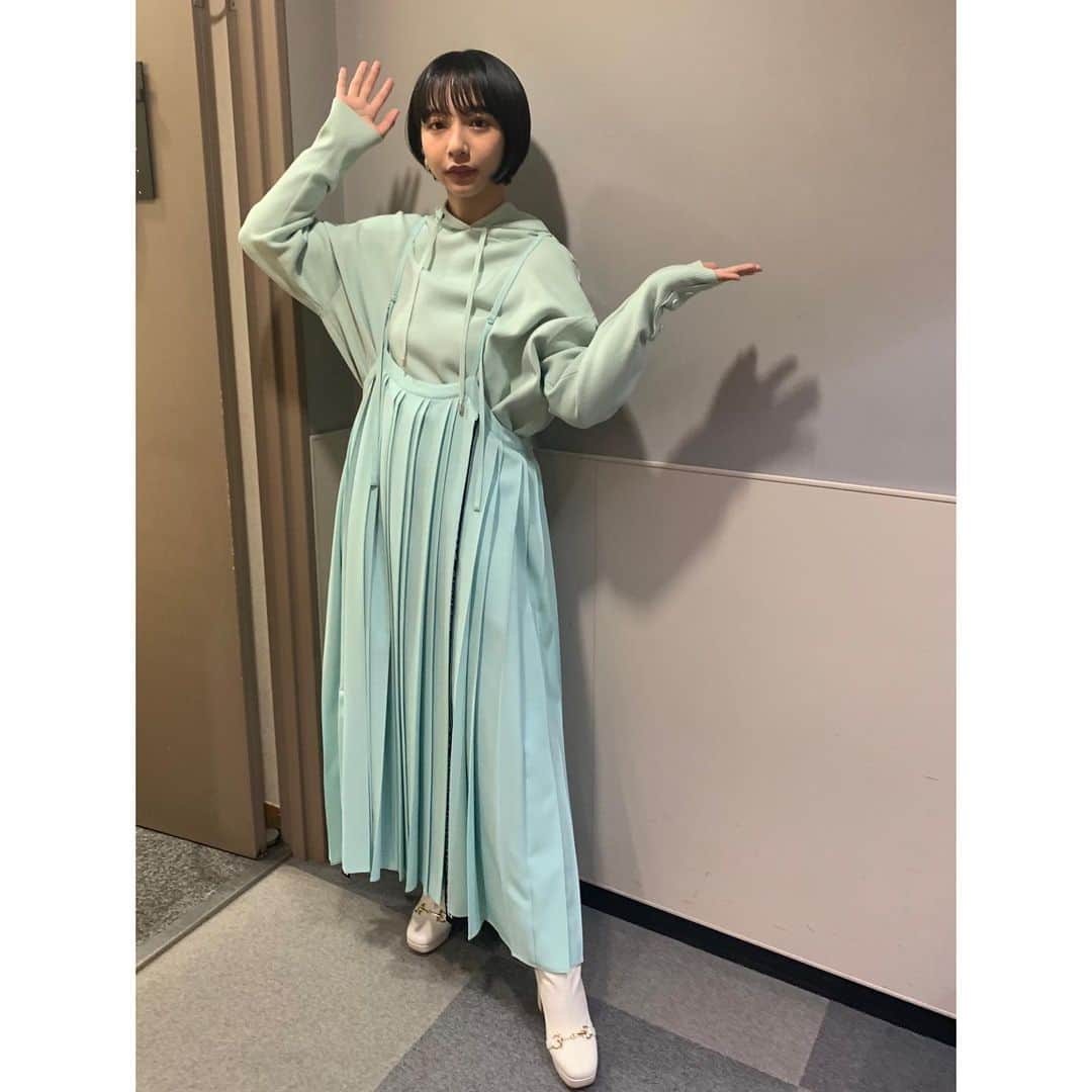 山之内すずさんのインスタグラム写真 - (山之内すずInstagram)「ヒルナンデスに出演させて頂きました！！ 久しぶりにスタジオに行かせていただき凄く楽しかったです😳😳  服 @doublestandard_official アクセ @goldy_jp ブーツ @dianashoespress」11月16日 17時06分 - suzu____chan