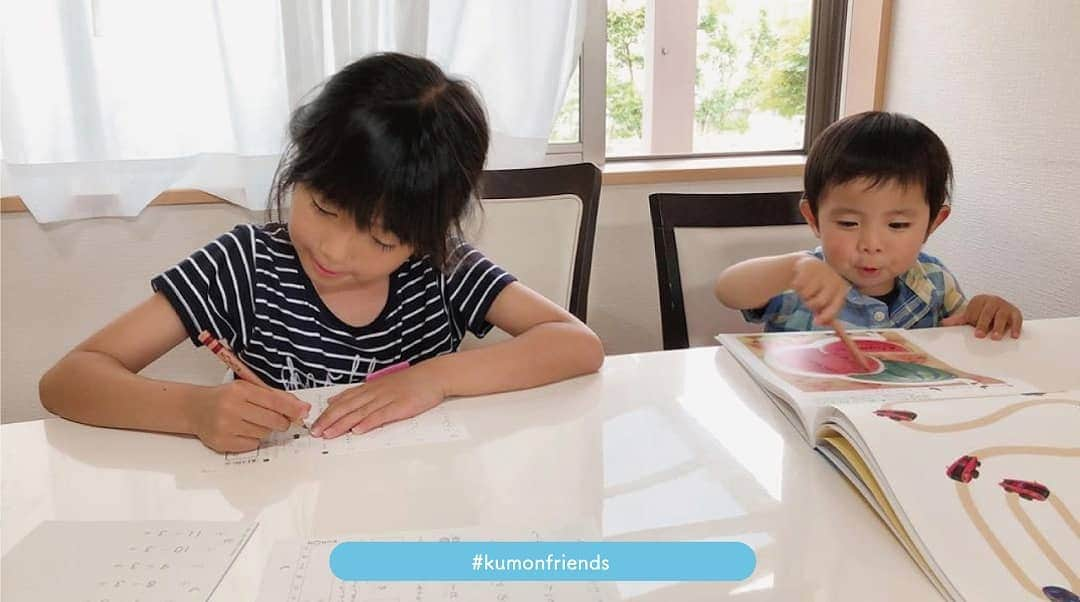 KUMON（公文式・くもん）【オフィシャル】さんのインスタグラム写真 - (KUMON（公文式・くもん）【オフィシャル】Instagram)「本日は、#kumonfriends を付けてご投稿いただいたお写真をご紹介します😊⁣ ⁣ 📸PHOTO： @ff_hanach さん⁣ ⁣ - - - - - - - - -⁣ お姉ちゃんが公文の宿題をしている横で⁣ くもんのはじめてのおけいこでお勉強✏️⁣ 鉛筆もうまく使えるようになりました😄👏🏻⁣ くもんの鉛筆は、とっても握りやすくて⁣ 子どもの弱い筆圧でもしっかり書けます👍🏻✨⁣ - - - - - - - - -⁣ ⁣ 素敵なご投稿ありがとうございました！✨⁣ ⁣ ───────────⁣ ⁣ うれしい、たのしい、KUMONの毎日♪な写真や動画を募集中！🌟⁣ @kumon_jp_official をフォローして、ハッシュタグ「 #kumonfriends 」を付けて、コメントと一緒に投稿してくださいね📷﻿⁣ ﻿⁣ ※投稿写真は、公式Instagramアカウントの投稿やKUMON BUZZ PLACE WEBサイトにてトリミング、加工の上、使用させていただく場合がございます。﻿⁣ ※画像や動画の無断転載はお断りします。﻿⁣ ※ダイレクトメッセージへの返信はいたしません。⁣ ⁣ ⁣ #くもん #くもんいくもん #やっててよかった公文式 #公文 #公文式 #くもん頑張り隊 #くもんの宿題 #勉強 #くもんのはじめてのおけいこ #くもんのこどもえんぴつ #ママスタグラム #育児中 #子育て #子育てママ #子育てパパ #小学生ママ #子育て日記 #成長記録 #幼児教育 #家庭学習 #おうち学習 #勉強タイム #子どものいる暮らし #子どものいる生活 #キッズ #kumon #kumonkids #kumontime #くもんママと繋がりたい」11月16日 17時07分 - kumon_jp_official