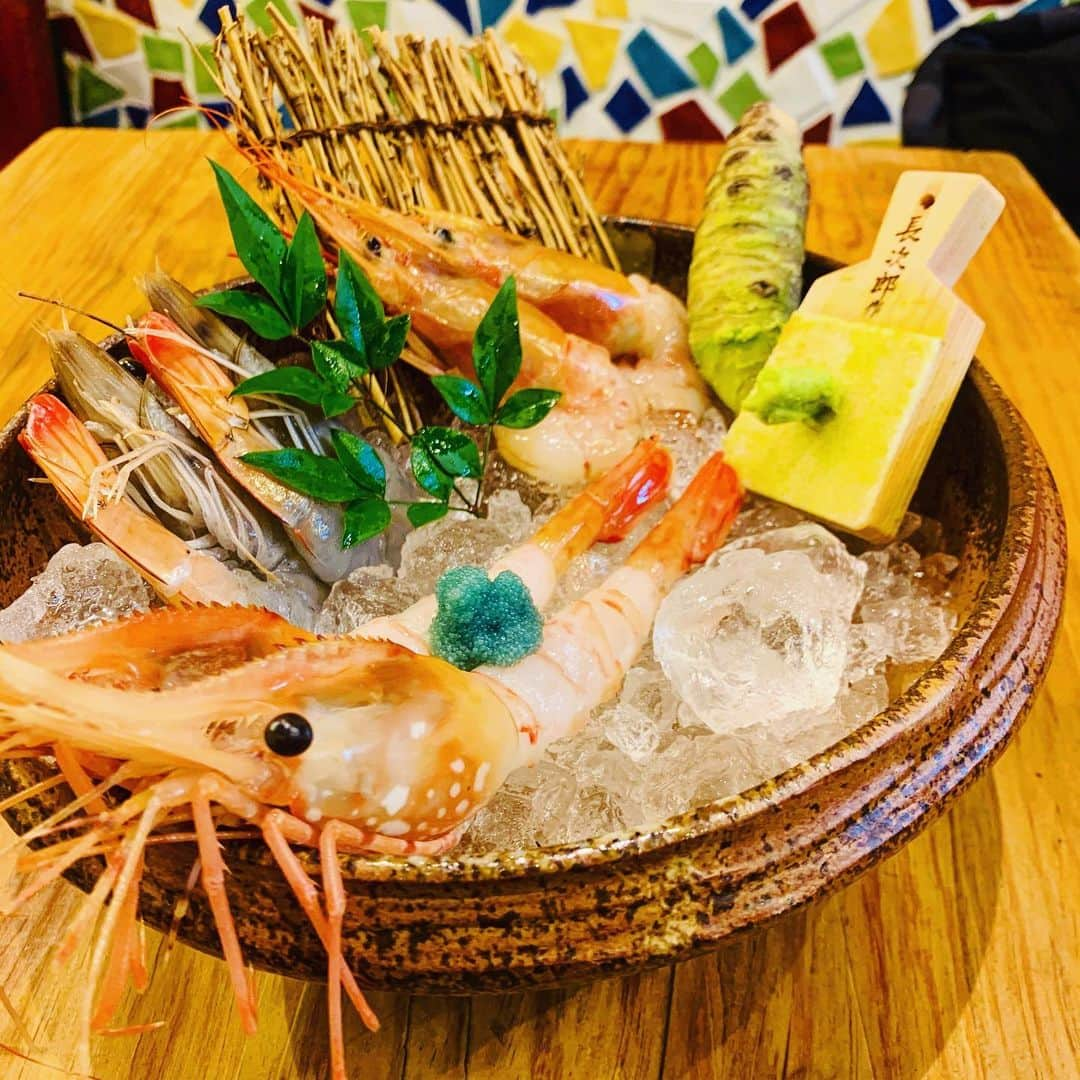 活海老バルorb Resortのインスタグラム：「今日も新鮮な海老ご用意してます🦞 刺し盛り3種食べ比べ今日は赤海老、天使の海老、牡丹海老です🤤 本日もお待ちしてまーす❗️  ｰｰｰｰｰｰｰｰｰｰｰｰｰｰｰｰｰｰｰｰｰｰｰｰｰｰｰｰｰｰｰｰｰｰｰｰｰｰｰｰｰｰ 活海老バル orb ウラなんば店 大阪府大阪市中央区難波千日前2-17 06-6641-8144 営業時間 17:00〜0:00  F.L.23:30 インスタ特典もあります！詳しくはハイライトにて DMでもご予約承っておりますのでお気軽にご連絡ください ｰｰｰｰｰｰｰｰｰｰｰｰｰｰｰｰｰｰｰｰｰｰｰｰｰｰｰｰｰｰｰｰｰｰｰｰｰｰｰｰｰｰ #海老専門店 #海老バルorb #ミナミグルメ #なんばグルメ #活海老バルorbresort #裏難波 #スタンド #飲み屋 #立ち飲み #飲み会 #飲み放題 #呑み放題 #昼飲み #合コン #居酒屋 #海鮮 #魚介 #グルメ #ちょいのみ手帳 #お造り #ビール #ウラなんば #裏なんば #オマール海老 #オマール海老つかみ取り #貸切り #貸切 #ちょい飲み #togouranamba #ubereats」