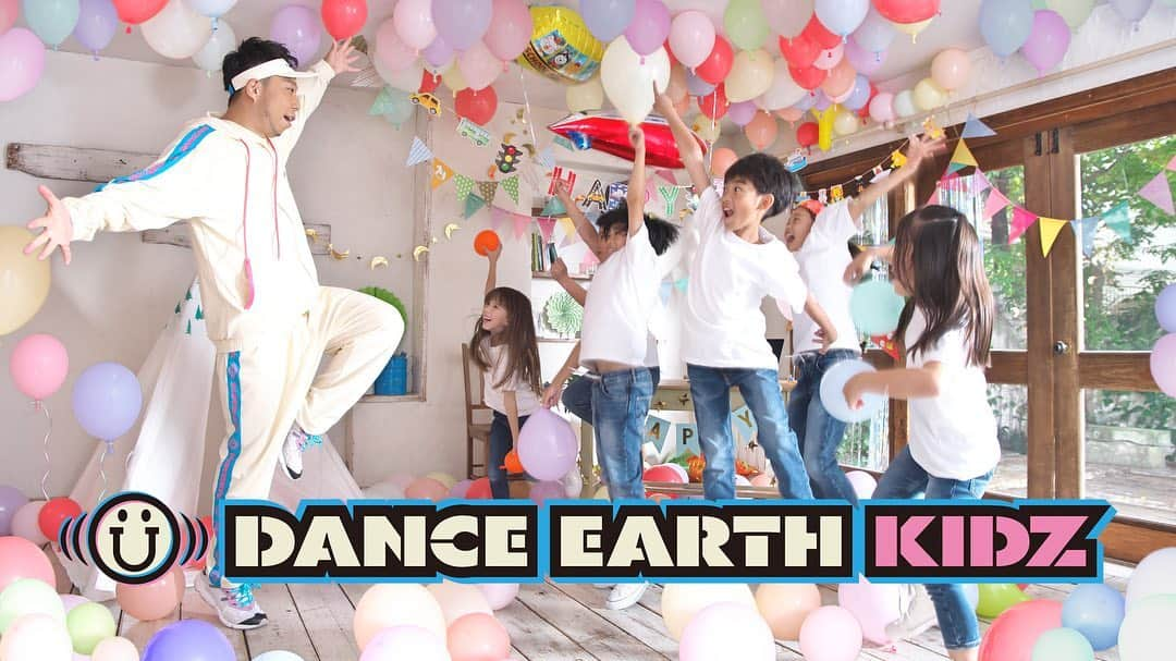 USAさんのインスタグラム写真 - (USAInstagram)「☆お知らせです☆  この度、僕のオンラインサロン「DANCE EARTH KIDZ(ダンスアースキッズ)」がオー プンすることになりました！！  オンラインサロンDANCE EARTH KIDZ は、 僕の個人プロジェクト DANCEARTH の「ダンスでアースをハッピーに」というコンセプトのもと、 一人ひとりにダンスの楽しさを伝えられる場所をつくりたいという想い で開設をいたしました。  コロナ禍でイベントの実施や、 みんなと一緒に踊る機会が制限されてしまっていましたが、 今だから こそ、 分断されるのではなく繋がっていこうという気持ちで、 オンラインサロンをつくりました♪  オンライン上だからこそ、 遠くに住む方々とも繋がることができるので、 会員の皆さんとの交流を大 切にしていきたいと思っています。  この DANCE EARTH KIDZ では、 「ダンスで遊ぶ」をテーマに、 子どもたちを中心とした会員の方々 がダンスを好きになって、 ダンスって楽しい!と感じてくれたら嬉しいです。 踊ると心も体も元気になるので、 ダンスをきっかけに、 他のことにも挑戦するパワーにしていただけ たらと思っています。 子どもも大人も新しいことができるようになると自信がつくと思うので、 できないと思っていたステッ プができるようになったなどの成功体験を積み重ねて、 ダンス以外の場にも活かしていくお手伝いをし ていきたいです。 このオンラインサロンから、 一緒にダンスでアースをハッピーにしていく仲間が生まれていったらとて も素敵だな、 と思っています。 ダンスに興味のある方、 ぜひ一緒に踊りましょう!  オンラインサロン概要 ■オンラインサロン名 DANCE EARTH KIDZ(ダンスアースキッズ) ◆サイト URL https://lounge.dmm.com/detail/3123/ ◆事前入会受付期間 ・2020年11月16日(月)17:00 〜 2020年12月1日(火) ◆オンラインサロンオープン ・2020年12月1日(火)  #danceearthkidz#dancearth #ダンスアースキッズ #オンラインサロン#dmm #キッズダンス #親子ダンス」11月16日 17時08分 - exileusa_danceearth