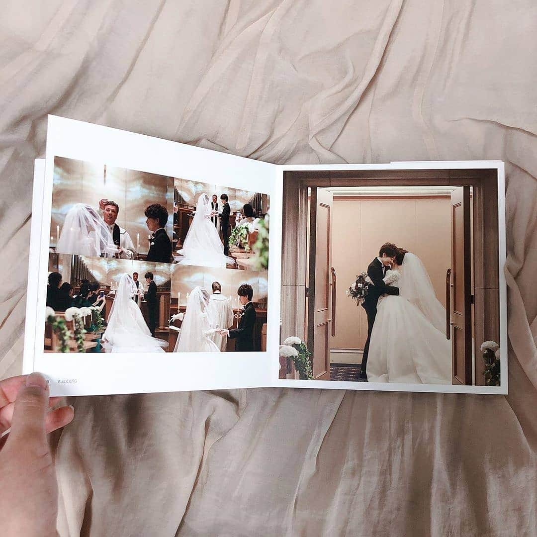 Photobackさんのインスタグラム写真 - (PhotobackInstagram)「本日ご紹介するのは、 𝐌𝐞𝐢♥𝕎𝕖𝕕𝕕𝕚𝕟𝕘 𝕒𝕔𝕔𝕠𝕦𝕟𝕥 (@mei_wedding1130)さまの作品👰✨ 結婚式をまとめた 素敵なウェディングブックです💐 . 『お支度〜結婚式〜披露宴まで、 ページをめくっていくごとに 時間が進み、結婚式の1日を 振り返ることのできる フォトブックをコンセプトに つくってみました😊』 と、𝐌𝐞𝐢♥𝕎𝕖𝕕𝕕𝕚𝕟𝕘 𝕒𝕔𝕔𝕠𝕦𝕟𝕥 (@mei_wedding1130)さま🧚‍♀️ . 結婚式のお写真は とっても多くなりがち・・ 後で見返すことも なかなかなくなって しまいますよね😢 ですがこの作品のように 一冊のフォトブックに しておけば、 いつまでたっても すぐに見返すことが できます🥰 . 式の1日をまとめられたそうで、 中面のお写真も とても充実なものに🌿 掲載しているお写真最後に ムービーもあるので、 ぜひご覧になってくださいね🎁 . 今回の作品は、 FOLIOの36ページを つかってまとめられています🌱 専用ケースもついてくるので、 ずっと大切に残しておきたい 作品にぴったりです💌 . 𝐌𝐞𝐢♥𝕎𝕖𝕕𝕕𝕚𝕟𝕘 𝕒𝕔𝕔𝕠𝕦𝕟𝕥 (@mei_wedding1130)さま、 今回は素敵な作品を ありがとうございました😍 . #photoback #フォトバック #フォトアルバム #フォトブック #フォトブックづくり #アルバム #photo #写真 #photoback作品紹介2020 #FOLIO #写真整理 #結婚式 #結婚 #ブライダル #結婚アルバム #花嫁 #ウェディング #ウェディングブック #ホテル婚 #ウェディングパーティー #披露宴#ウェディングフォト」11月16日 17時08分 - photoback.jp