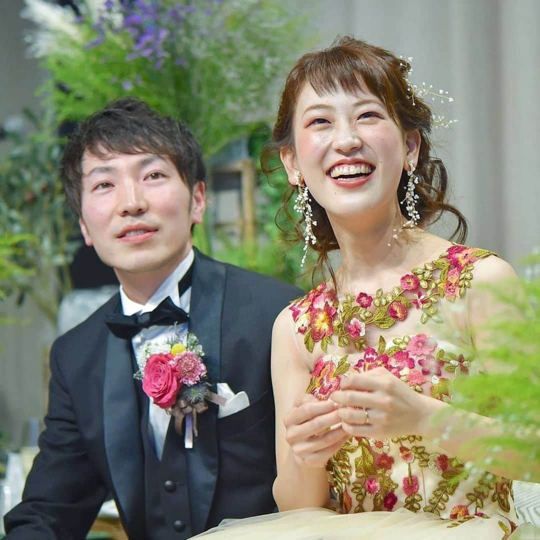 のインスタグラム：「. 思いがけないサプライズムービーに 思わず笑みがこぼれます♡  あたたかな想いを感じられる 動画メッセージは、一生の思い出に残りますよね*  【会場】𝐓𝐇𝐄 𝐒𝐓𝐘𝐋𝐄　𝐍𝐨.𝟐𝟎 . -------------------- . @thestyle_okayamaをフォローし #ザスタイル岡山 をつけて 検索してくださいね♪ . #スタイルズ花嫁 #thestyleokayama #wedding #weddingdress #ウェディングドレス #ブライダルハウスTUTU #ブライダルハウスチュチュ #岡山 #岡山花嫁 #岡山ウェディング #プレ花嫁 #卒花 #披露宴 #結婚式 #結婚式場 #結婚式準備 #DRESSY花嫁 #marryxoxo #ウェディングニュース #シェアーズヘアメイク #アナスイドレス #刺繍ドレス #花嫁コーディネート #披露宴レポ #サプライズムービー #メッセージ動画 #ウェディングムービー #披露宴演出 #アナスイドレス」