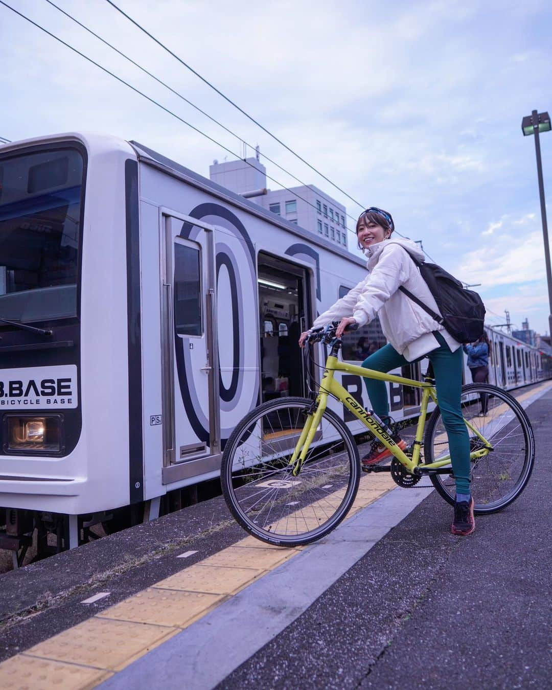 渡辺由布子さんのインスタグラム写真 - (渡辺由布子Instagram)「🚲  ロードバイクのサイクルウェアって、 なんだかイマイチいけてないと思うのは私だけ...？ (完全に初心者目線かもしれないが笑)  そこで、人生初のサイクリングトリップで着用したのは:   スウェーデン発のフィットネスウェアブランド @mightysolo 🇸🇪   あらゆるトレーニングに集中できるようにデザインされた機能的なレギンス。workoutへのモチベーションを保ち、ゴールまでの旅をサポートしてくれます。  カーボンニュートラルなブランドとして、森林植樹による地球保護などサスティナブルな取り組みを行っています♻︎  Black Week期間限定キャンペーン実施中！ 期間中全品20％OFF！ さらにクーポンコード利用で最大35％OFF！しかも送料無料！ この年内最大SALEでもあるお得な機会をお見逃しなく！   15%offディスカウントコード: yukow15  #MightySolo  #IAmMightySolo  #fitness  #cycling #cyclewear  #yoga #yogi  #fitgirl  #train  #weekend  #BlackFriday   📍 #BBBASE #Ryogoku #🇯🇵」11月16日 17時22分 - watanabe_yuko