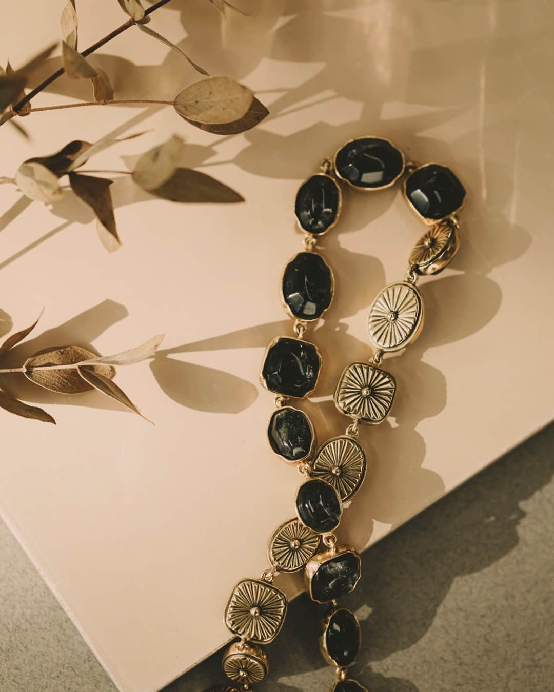 グーセンス パリのインスタグラム：「CABOCHONS necklace. . 📷 by @alix.marnat」