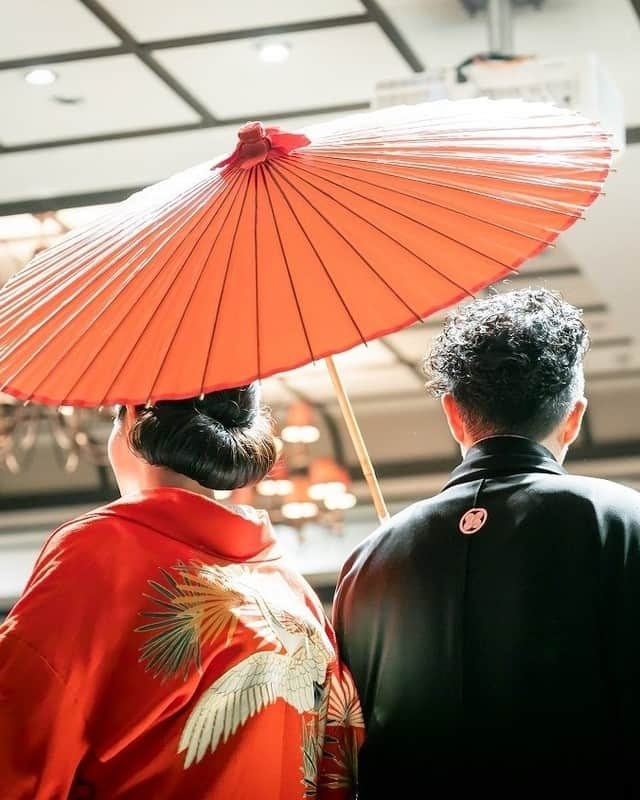 KIYOMIZU京都東山 公式さんのインスタグラム写真 - (KIYOMIZU京都東山 公式Instagram)「. 白無垢姿から、お色直しでは 赤の打掛に番傘を合わせて入場を♡ クラシカルなギブソンタックヘアも とってもお似合いですよね*  花嫁様が憧れだった"和"を披露宴でも 存分に楽しんでいただけるように..＊ . ---------------------- . @kiyomizu_kyoto_higashiyama をフォローし 【#kiyomizu京都東山】で検索してくださいね❖ . #スタイルズ花嫁 #kiyomizu花嫁  #dress #kyoto #kiyomizu #wedding #ウェディングレポ #チャペル #ブライダルフェア #プレ花嫁 #卒花 #結婚式 #結婚式場 #結婚式準備 #京都 #京都花嫁 #関西花嫁 #京都婚 #令和花嫁  #大人花嫁 #DRESSY花嫁 #maricuru #シェアーズヘアメイク #お色直し #色打掛 #番傘 #披露宴 #モダンウェディング #ギブソンタック」11月16日 17時16分 - kiyomizu_kyoto_higashiyama
