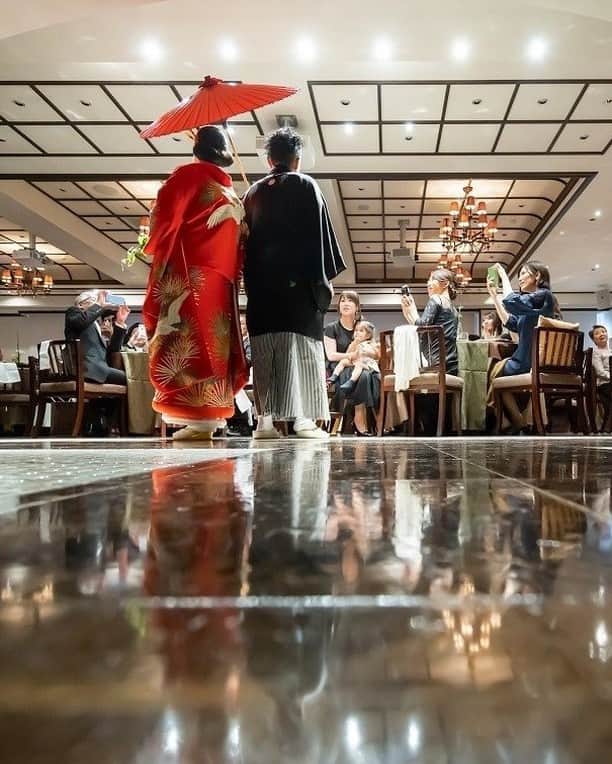 KIYOMIZU京都東山 公式さんのインスタグラム写真 - (KIYOMIZU京都東山 公式Instagram)「. 白無垢姿から、お色直しでは 赤の打掛に番傘を合わせて入場を♡ クラシカルなギブソンタックヘアも とってもお似合いですよね*  花嫁様が憧れだった"和"を披露宴でも 存分に楽しんでいただけるように..＊ . ---------------------- . @kiyomizu_kyoto_higashiyama をフォローし 【#kiyomizu京都東山】で検索してくださいね❖ . #スタイルズ花嫁 #kiyomizu花嫁  #dress #kyoto #kiyomizu #wedding #ウェディングレポ #チャペル #ブライダルフェア #プレ花嫁 #卒花 #結婚式 #結婚式場 #結婚式準備 #京都 #京都花嫁 #関西花嫁 #京都婚 #令和花嫁  #大人花嫁 #DRESSY花嫁 #maricuru #シェアーズヘアメイク #お色直し #色打掛 #番傘 #披露宴 #モダンウェディング #ギブソンタック」11月16日 17時16分 - kiyomizu_kyoto_higashiyama
