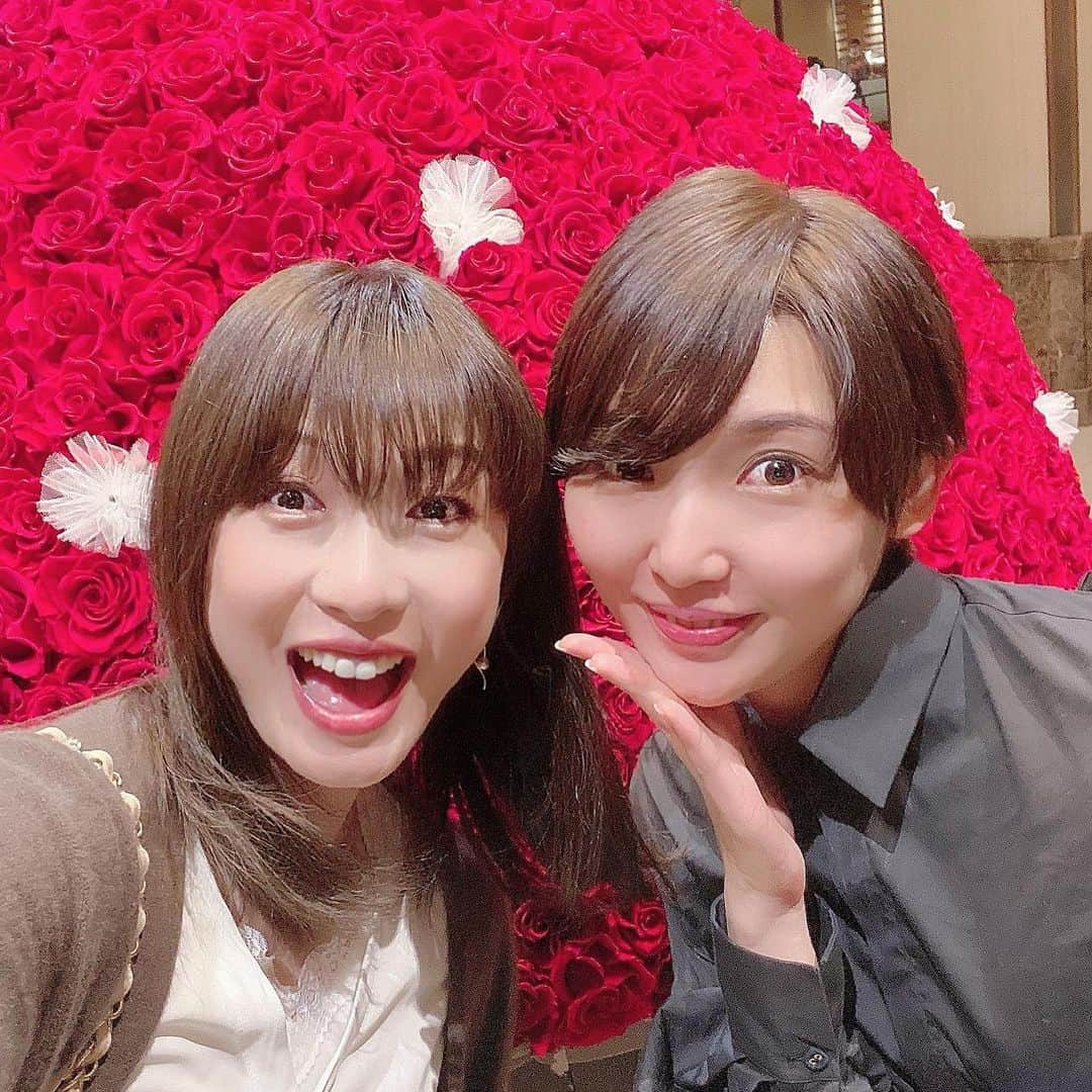 夕霧らいさんのインスタグラム写真 - (夕霧らいInstagram)「久しぶりに会った大好きな方々は、少しの時間だったけど会って話すとそれだけで気持ちが伝わって嬉しいひとときになりました😌 OG仲間の活躍を拝見すると自分への活力にもなるし、あの頃にすぐに戻ってしまう魔法にかかったよう🧙‍♀️ この日は、花組カラーのマスクで客席から応援させて頂きました🌸 合間休憩に向かいのシャンテの展示をみたり、OG仲間とわいわいしたり😘 新型ウィルスに負けないで、予防しつつ、残りの2020年も楽しんで参りましょう🌈 . . . #東京宝塚劇場 #花組公演 #はいからさんが通る  #感動をありがとう  #花組サイコー🌸  #大好きな場所 @ootorispecialpanic  他にもたくさん会えて嬉しかったです #写真撮る時だけマスク外してます  #キャトルレーヴ #公式マスク #秋ネイル #ジェルネイル #くすみカラーネイル  #感謝❤️  追伸、、、 大好きな仲間の卒業発表はとっても寂しいですが、私も彼女からたくさん元気をもらった1人なので、笑顔でエールを送りたいです💐 #華優希　さん #華ちゃん #応援してます📣」11月16日 17時23分 - 88rairai88