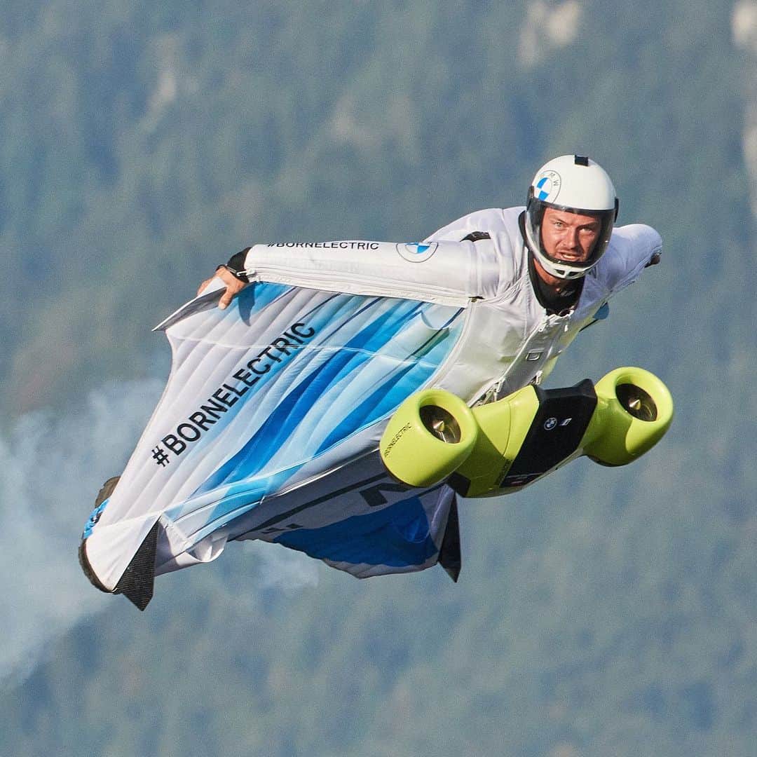 HYPEBEASTさんのインスタグラム写真 - (HYPEBEASTInstagram)「#hypeAF: @bmw has unveiled its latest innovation, an electric wingsuit. Letting you travel through the air like a one-person aircraft, the wingsuit has been developed alongside its i division, meaning it is fully electric. It produces 20 HP and only weighs 12kg, letting the tester fly over the Austrian Alpines at speeds of up to 186 km/h (approx. 115 mph). Watch it in action via the link in our bio.⁠⠀ Photo: BMW」11月16日 17時26分 - hypebeast