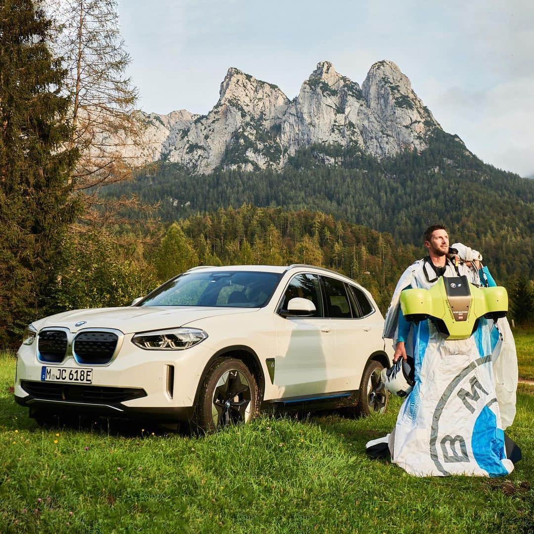 HYPEBEASTさんのインスタグラム写真 - (HYPEBEASTInstagram)「#hypeAF: @bmw has unveiled its latest innovation, an electric wingsuit. Letting you travel through the air like a one-person aircraft, the wingsuit has been developed alongside its i division, meaning it is fully electric. It produces 20 HP and only weighs 12kg, letting the tester fly over the Austrian Alpines at speeds of up to 186 km/h (approx. 115 mph). Watch it in action via the link in our bio.⁠⠀ Photo: BMW」11月16日 17時26分 - hypebeast