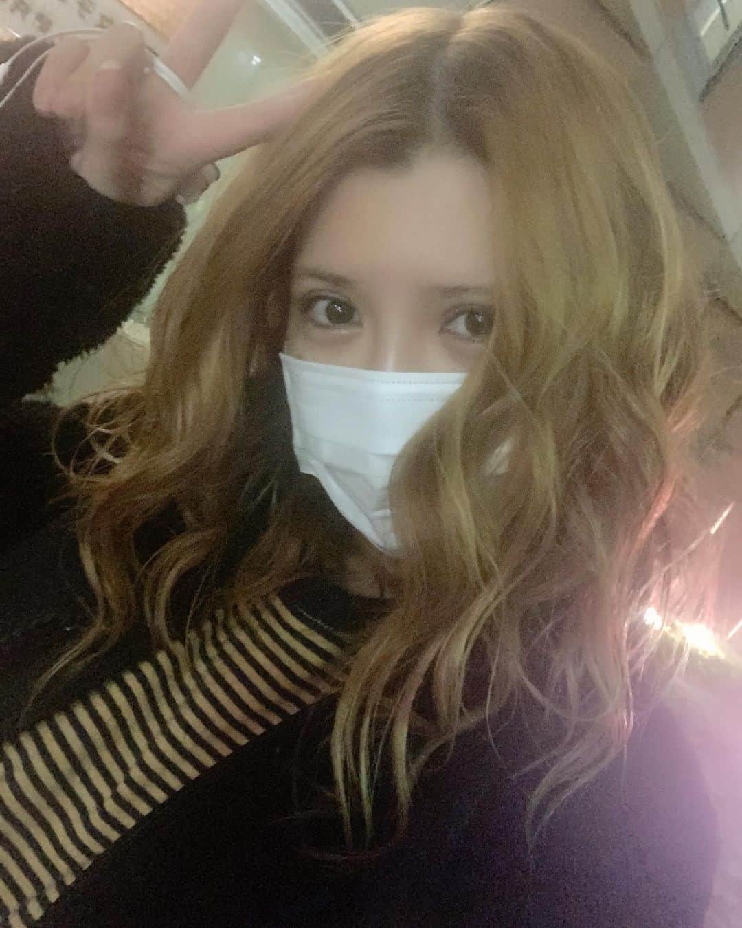 坂口杏里のインスタグラム：「本日早めの23:00〜お店営業です😊♥️ なかなか遅くて来れない方は、今日がチャンス😍🎉  09054307175  ↑何かあればこちらまで！ Bar Cachette (カシェット) 東京都新宿区歌舞伎町2-11-7 メトロビル4階 営業時間 1:00～7:00  お待ちしてますん💕 男性１時間3000円 女性１時間1500円 （飲み放題）」