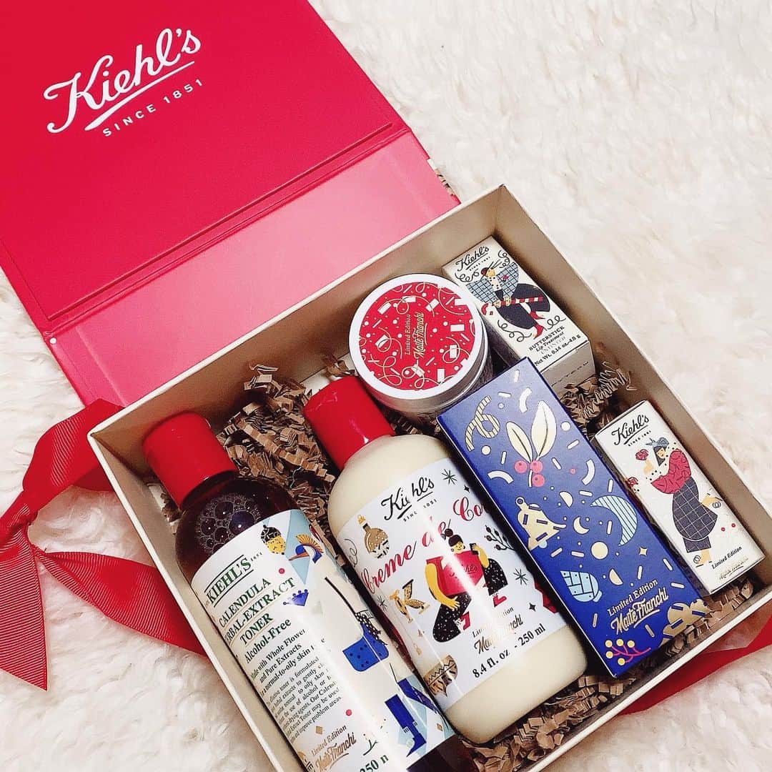 のインスタグラム：「キールズ様よりホリデイギフトをいただきました🥺✨✨ キールズは個人的に夜用美容液とかクリームとか前からよく使ってたからめっちゃうれしい🥰 あとは大好きなアイドルが使ってて気になってたリップのローズも入ってて個人的に嬉しかった💗笑 今年のキールズは自分にはもちろん、大切な人へのプレゼントにも最適なギフトになってるみたいです🗳🌟 ホリデイ製品はサステナブルなラッピングなので環境にも優しい🌲🎅✨ クリスマスギフトにぜひチェックしてみてください🥰  #キールズ　#キールズホリデイ2020 #pr」
