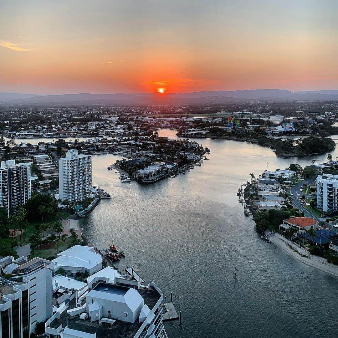 シャーニ・ヴィンソンのインスタグラム：「Back for round 2 🌅🏨   #penthouseliving #goldcoast #queensland #view #highrise #sunset #surfersparadise #travel」