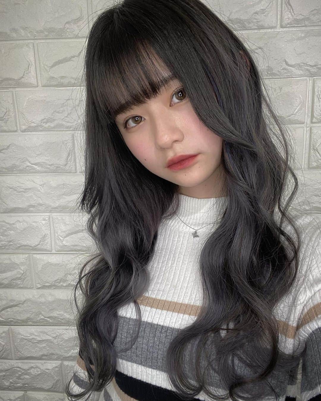 かれんのインスタグラム：「エクステ付けていただきました( ˆ ˆ )/♡  めちゃくちゃ馴染んでてカラーもしたのに毛質も凄い綺麗…ありがとうございます😭  今回はプルエクステのダイヤモンド毛質を120本付けていただきました❤︎  @fi_ne_harajuku @pullexte_official @0606ryomaan」
