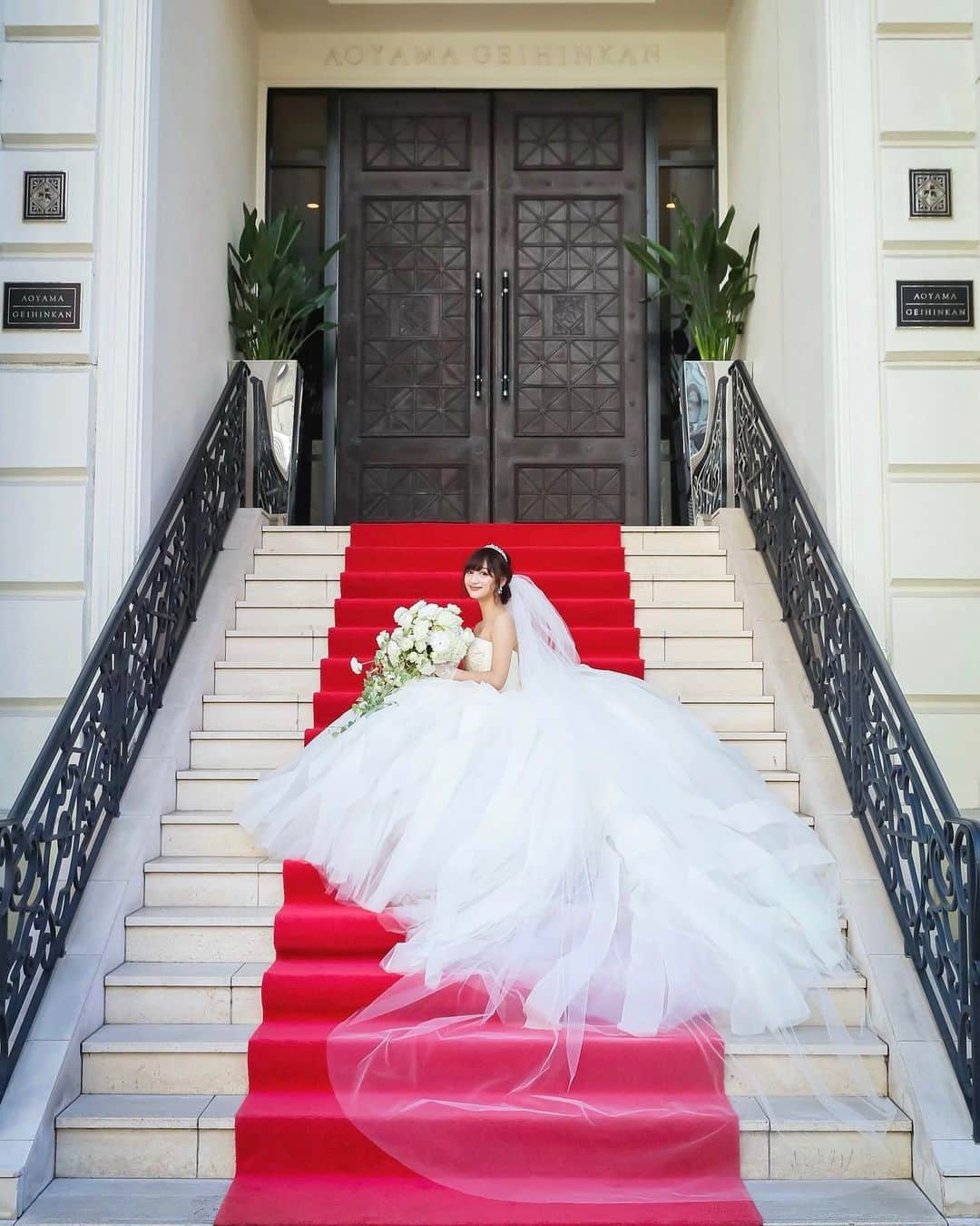 のインスタグラム：「11/16💒💕 結婚式を挙げた日から、あっという間に1年経ちました💐 VERA WANGのドレス本当にお気に入り👰💓  1年経って可愛すぎる👶🏻も産まれて、毎日幸せ✨ 旦那さんにも、改めて日々ありがとうの気持ち…🙏  久しぶりに結婚式の写真を見返して色々思い出し、周りの皆への感謝も止まらずほっこりとした1日でした💞 仲良くしてくれる友達やフォロワー様方、いつもありがとうございます🥺✨  来月は2回目の結婚記念日💍 👶🏻も一緒でますます楽しみだ〜💗  #wedding#weddingdress#weddingphotography#weddingphoto#verawang#verawangliesel#liesel#aoyama#aoyamageihinkan#結婚式記念日#青山迎賓館#ヴェラウォン#ヴェラウォンリーゼル#ウェディングドレス#ウェディングフォト」