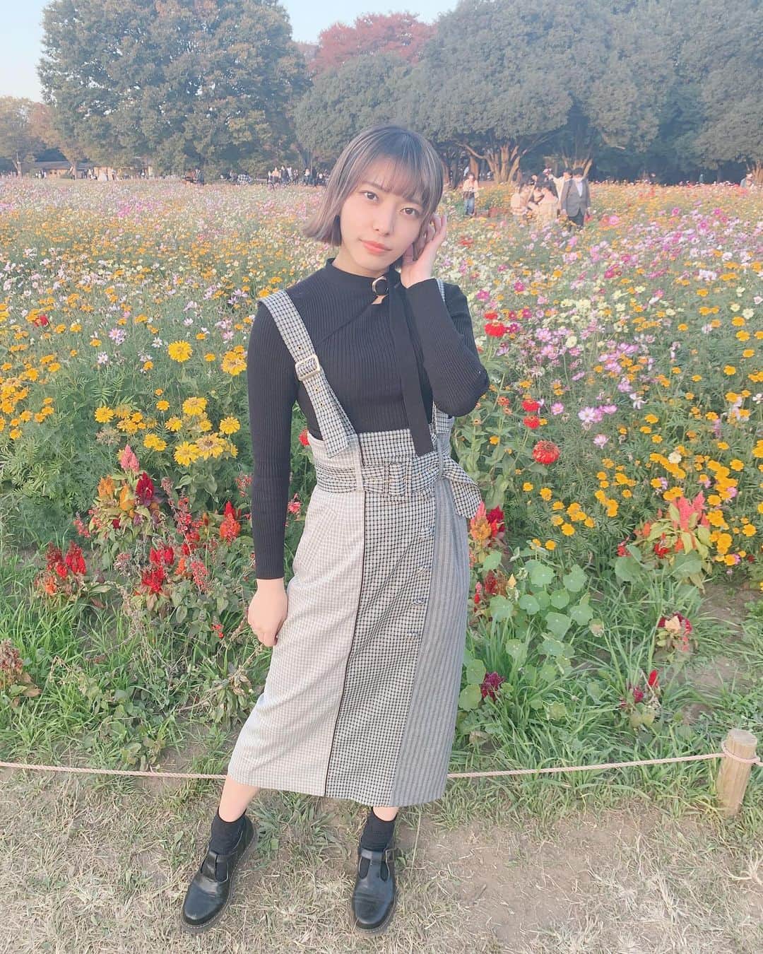 徒然みおれさんのインスタグラム写真 - (徒然みおれInstagram)「黒×グレーコーデ🖤🤍  #コーデ #洋服 #ニット #タイトスカート #ootd #ボブ #外ハネボブ #髪色 #ハイライト」11月16日 17時32分 - mioretty