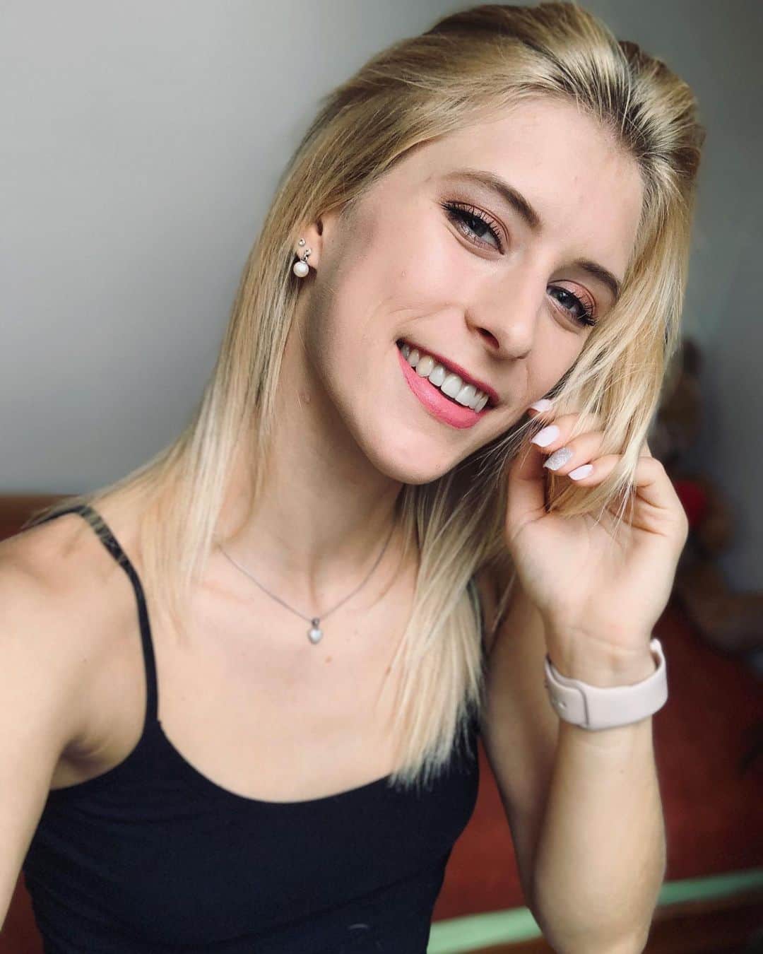 エリスカ・ブレジノワのインスタグラム：「Have a good week ✌🏻#monday」
