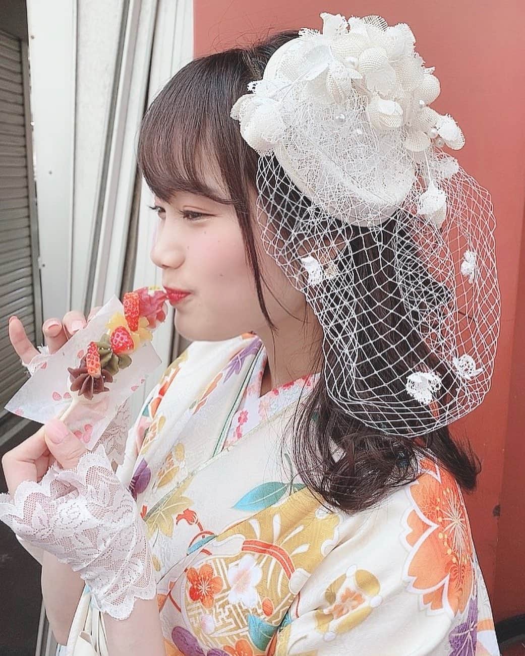 のインスタグラム：「・﻿ 🚶‍♀️#浅草散歩 ﻿ ﻿ 袴についての投稿は次回します📔﻿ ﻿ 【1〜3枚目】﻿ @asakusa.soratsuki の4色団映えすぎる🍡﻿ 雷門から近いしお安いしいいもの見つけてしまった感🥳﻿ ﻿ 【4枚目】﻿ 可愛い写真から一変！😇﻿ 浅草メンチ×ビール最高🍻﻿ ﻿ 【5枚目】﻿ 毎日見ていたスカイツリー！﻿ そういえばスカイツリーが出来上がるのも学校の授業中窓から見ていたなー😌﻿ バレエ教室行く時も電車からいつも見てたし、だんだん出来上がるの見ていた日々が懐かしい…﻿ (ちなみに私のバレエの先生は東京タワー出来上がっていくのをいつも見ていたらしい🗼)﻿ ﻿ ﻿ #浅草 #浅草寺 #浅草食べ歩き #団子　#4色団子　#浅草そらつき #浅草メンチ　#大学生　#大学卒業　#袴　#さわだ屋　#女子大生　#過去pic」