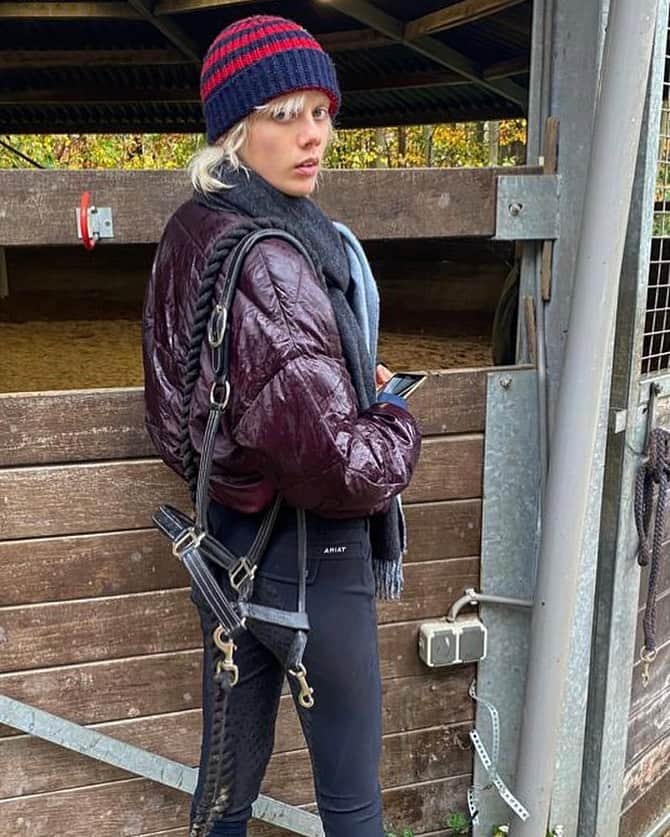 マリヤン・ジョンクマンのインスタグラム：「Horsegirl」