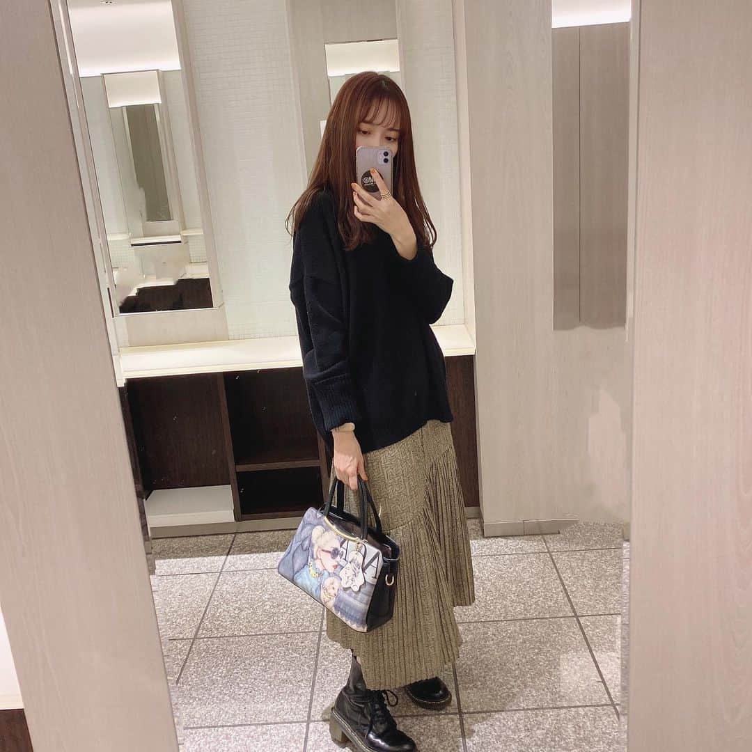 野島樺乃のインスタグラム：「.  最近の私服 スカートがお気に入り   #snidel #私服 #コーデ #ファッション #knit #名古屋 #栄 #follow #fashion #ootd #dailylook #ドクターマーチン」