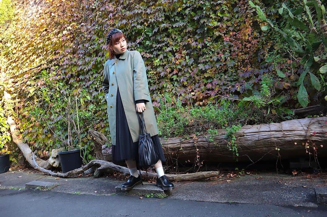 のインスタグラム：「. . 昨日のコーデ . 今日の写真いつもと違う感じしない？？ 最近一眼を持ち歩くように してて うぃさんが撮ってくれた♡ @andoui513  . . 昨日のコーデはシンプルだったから カチューシャ買って見た‼︎笑 . 3枚目…なんとも言えない感じが好き🤣 操り人形みたい🧸✨ . . Outer:#used #burberry  Tops:#uniqlo  Skit:#honeys  Bag:#zara Shoes :#drmartens  . . #一眼レフのある生活」